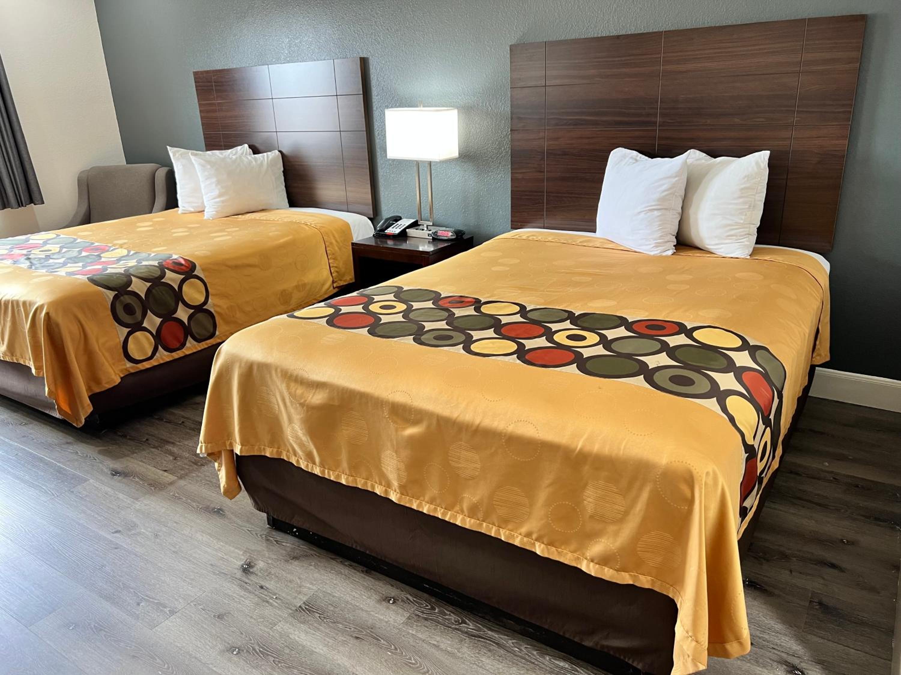 Quadruple Room with Two Queen Beds - Non Smoking - Photo 3