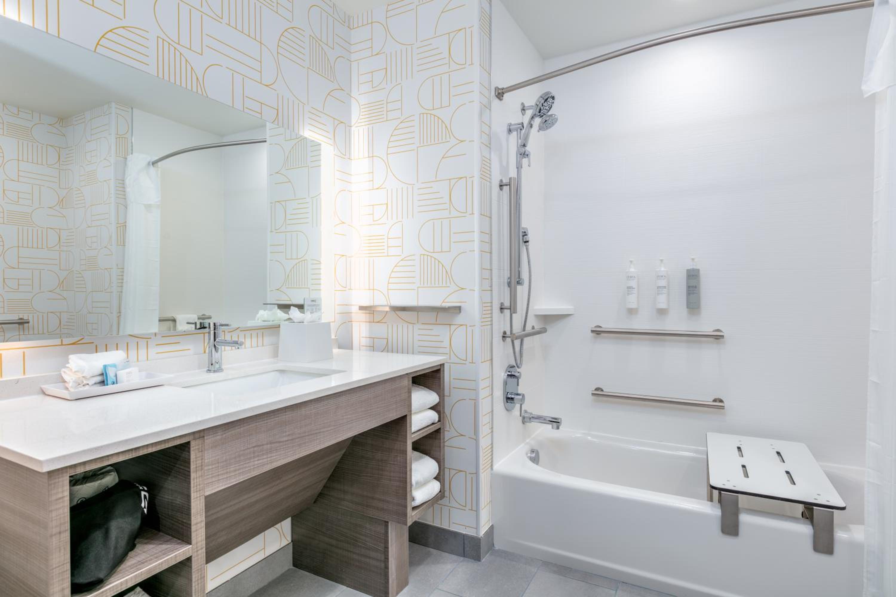 Studio Suite with Two Queen Bes and Bath Tub - Mobility Accessible - Photo 4