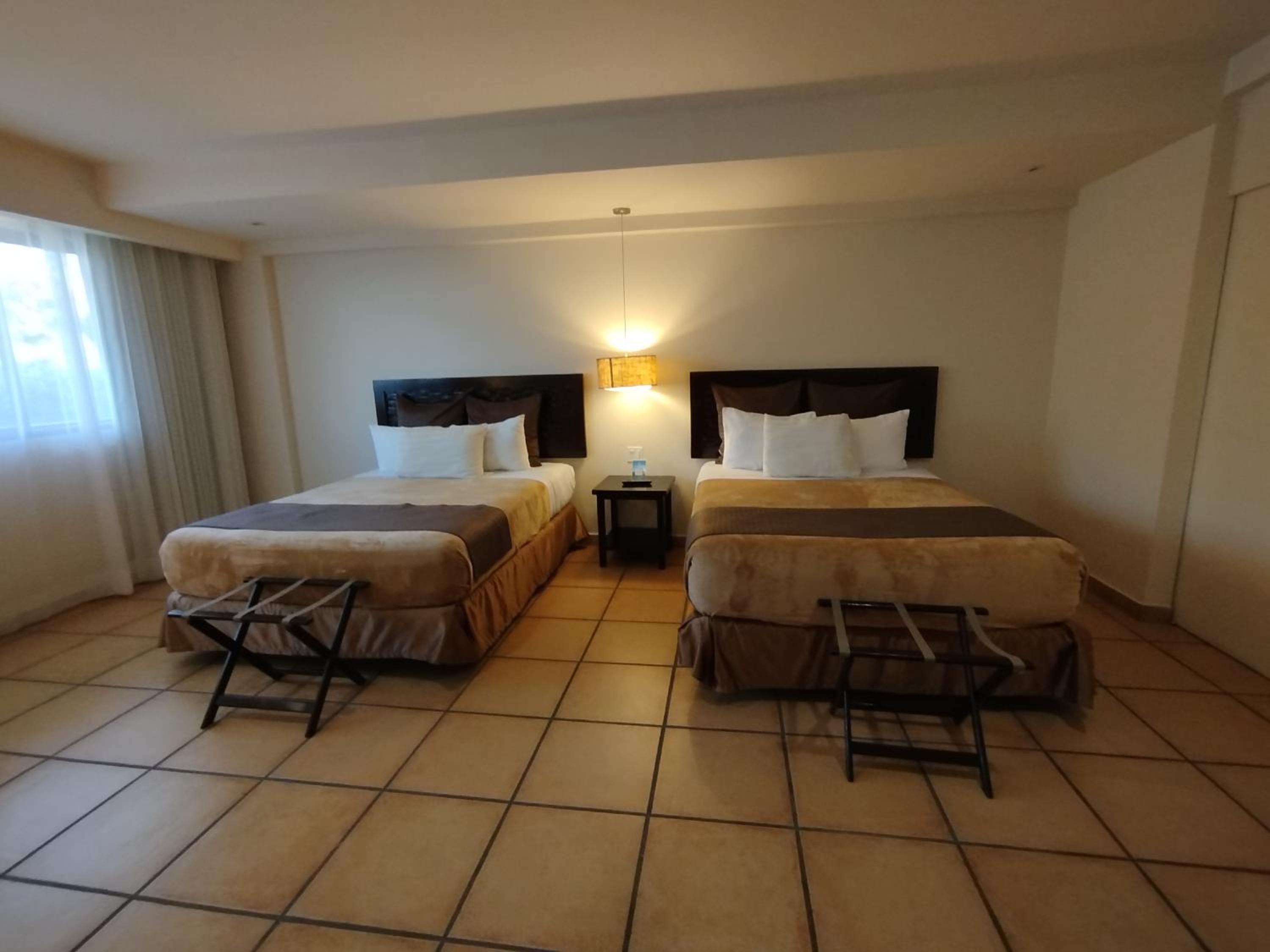 Queen Room with Two Queen Beds photo 2