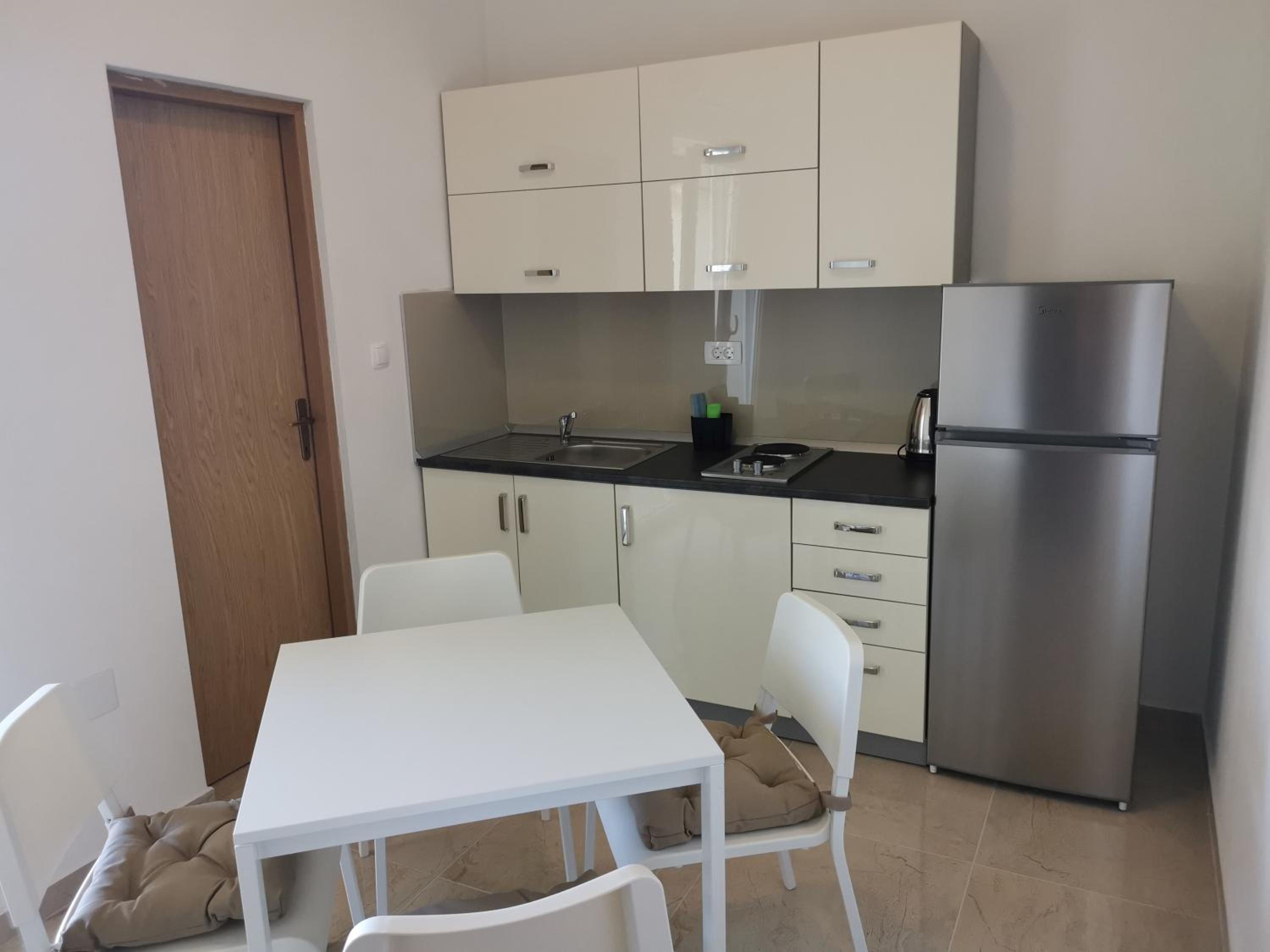 Superior One-Bedroom Apartment - Photo 2