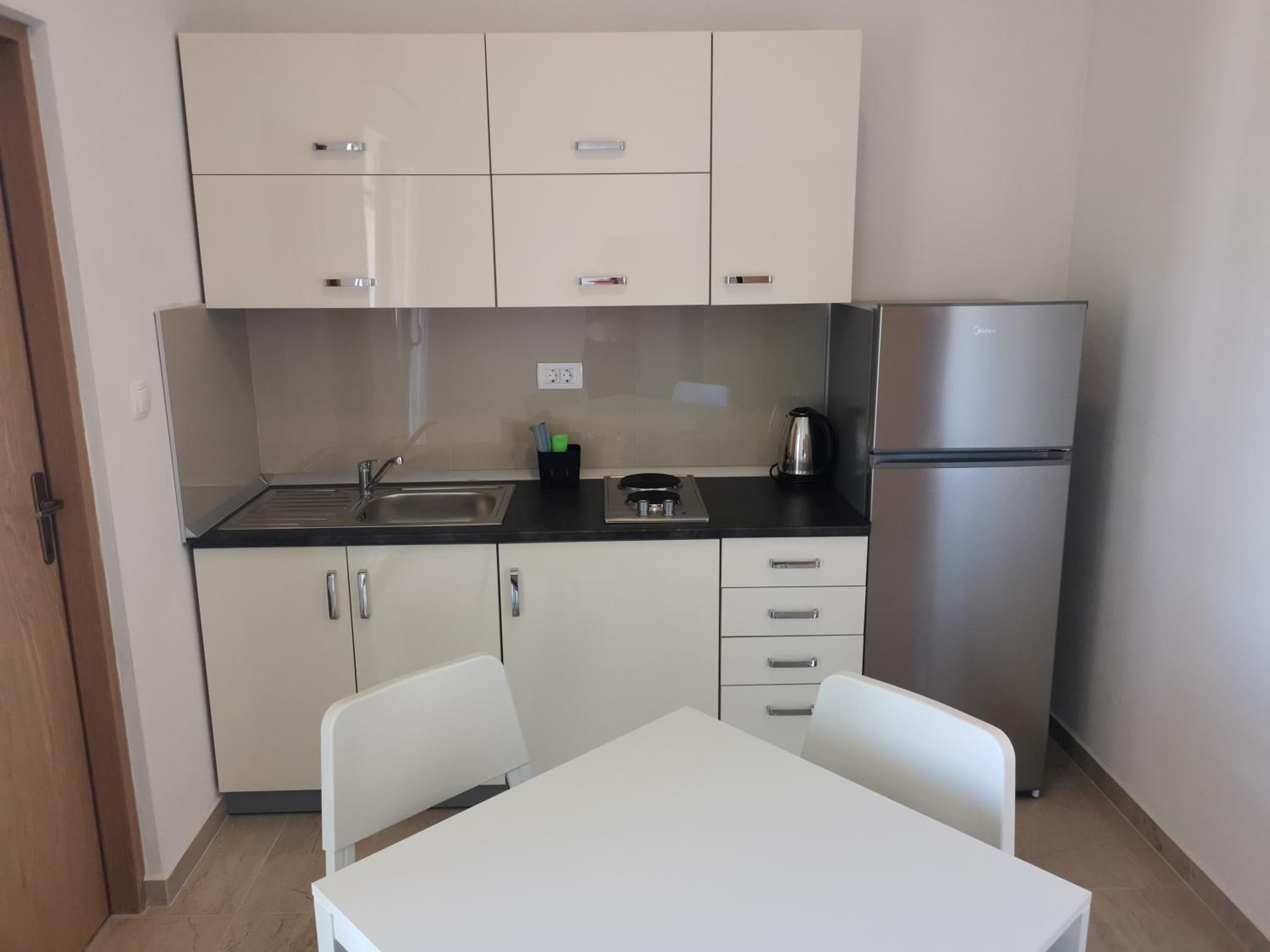 Superior One-Bedroom Apartment - Photo 3