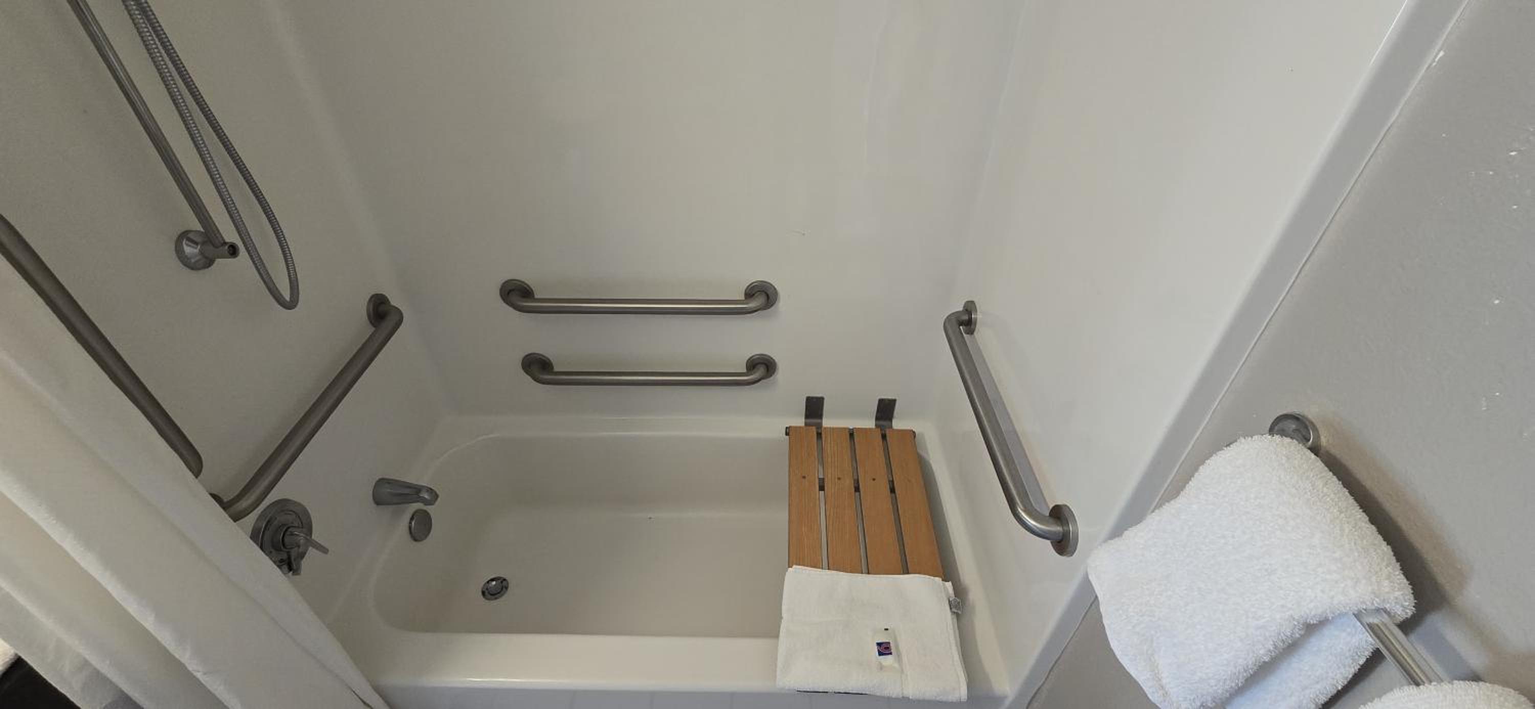 Queen Room - Disability Access - Non-Smoking photo 2