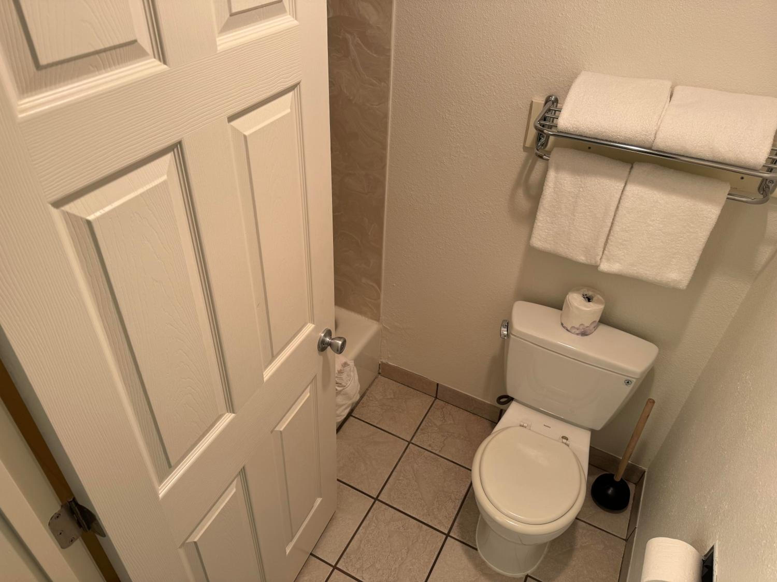  Standard Queen Room with Two Queen Beds, Pet-Friendly  photo 2