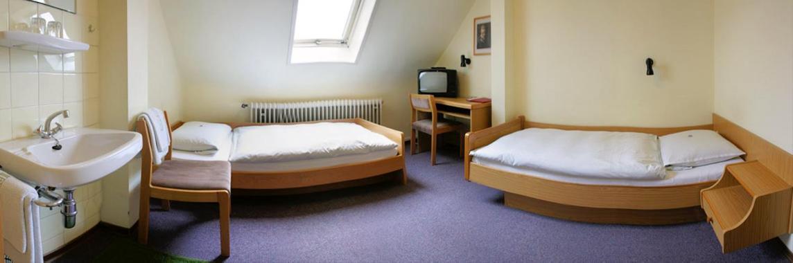 Double or Twin Room with Shared Bathroom in Hallway