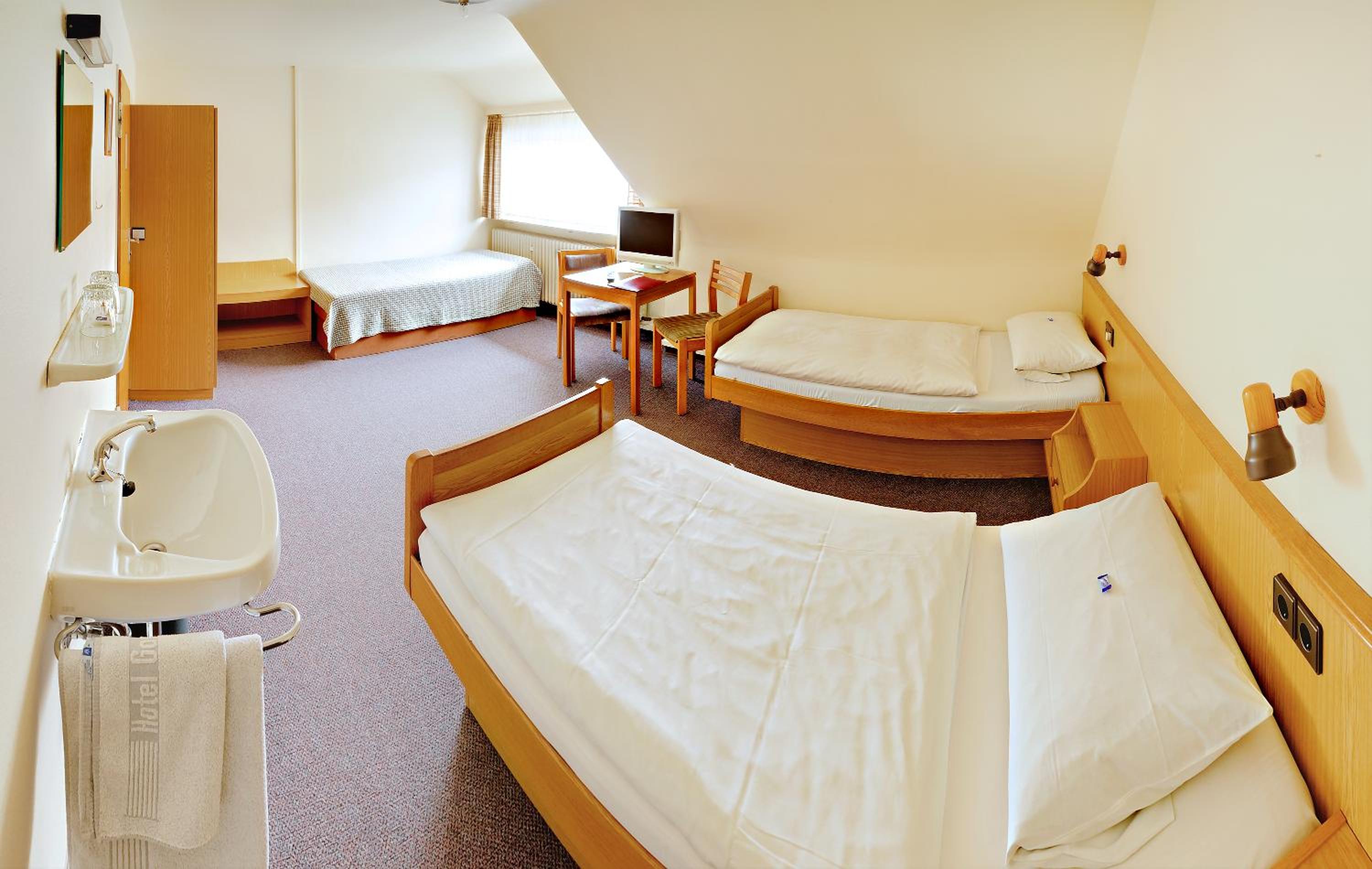 Triple Room with Shared Shower in Hallway
