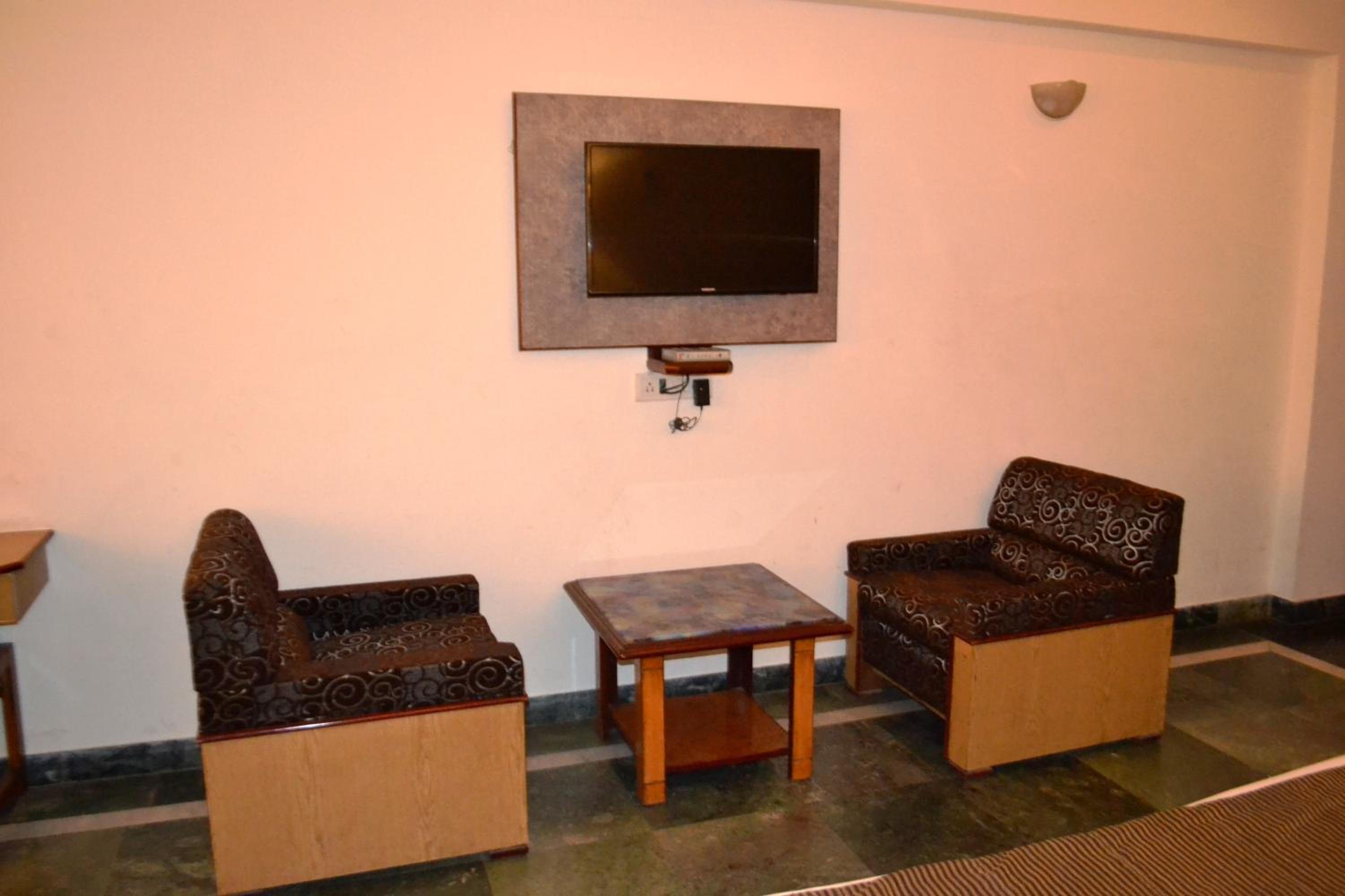 Superior Family Room photo 3
