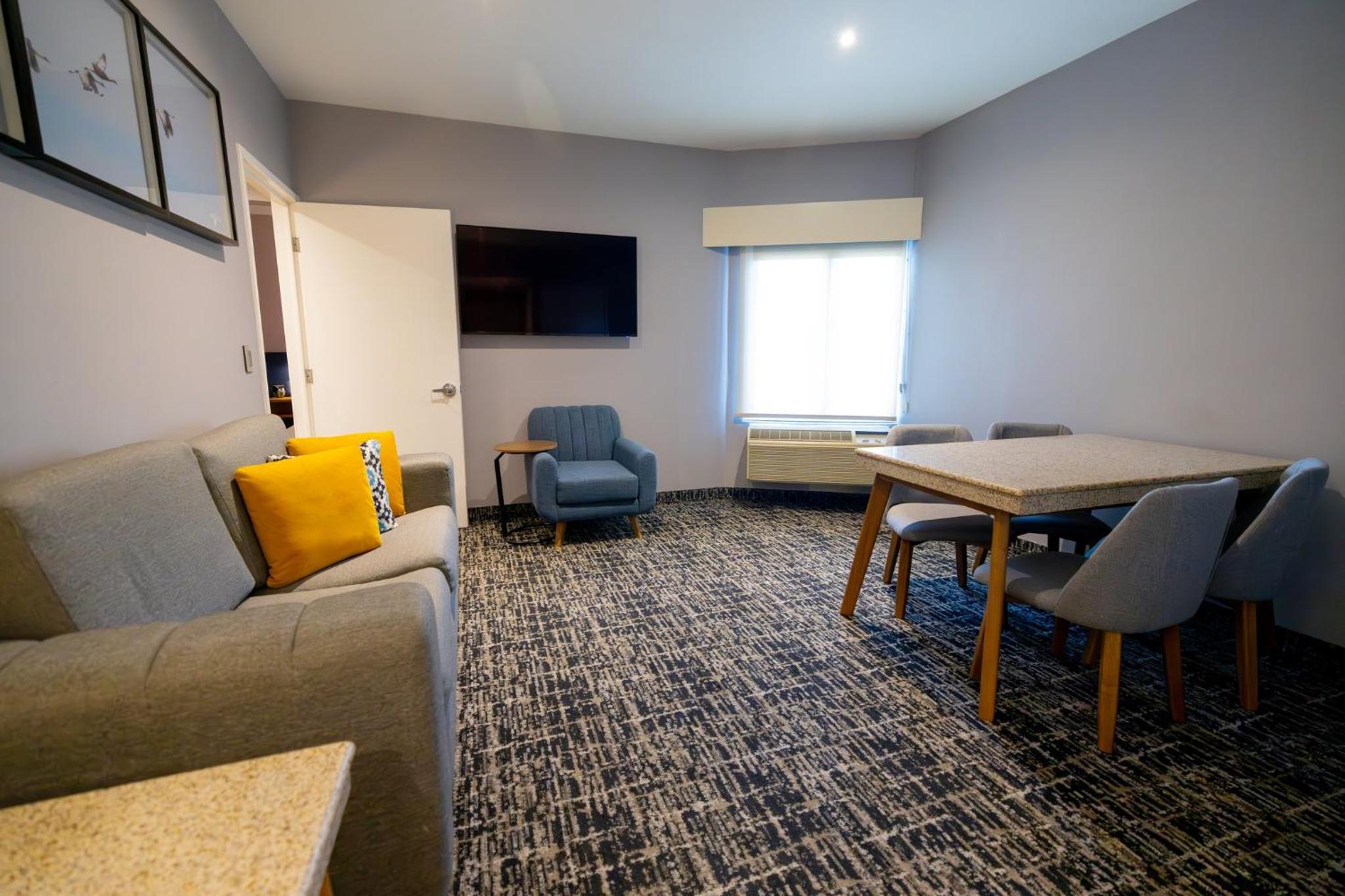 One-Bedroom King Suite - Photo 4