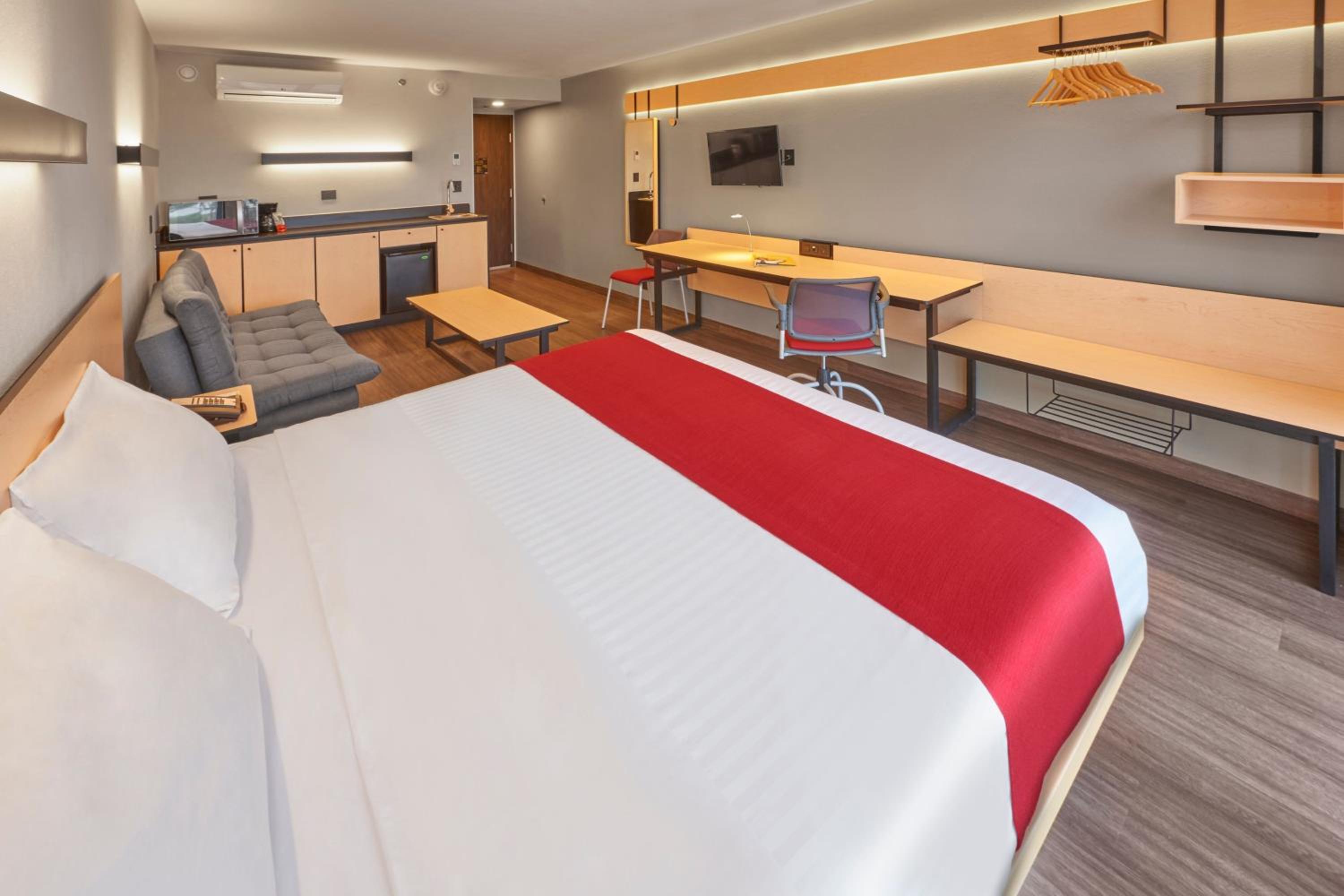 Superior Queen Room with Sofa Bed - Photo 7