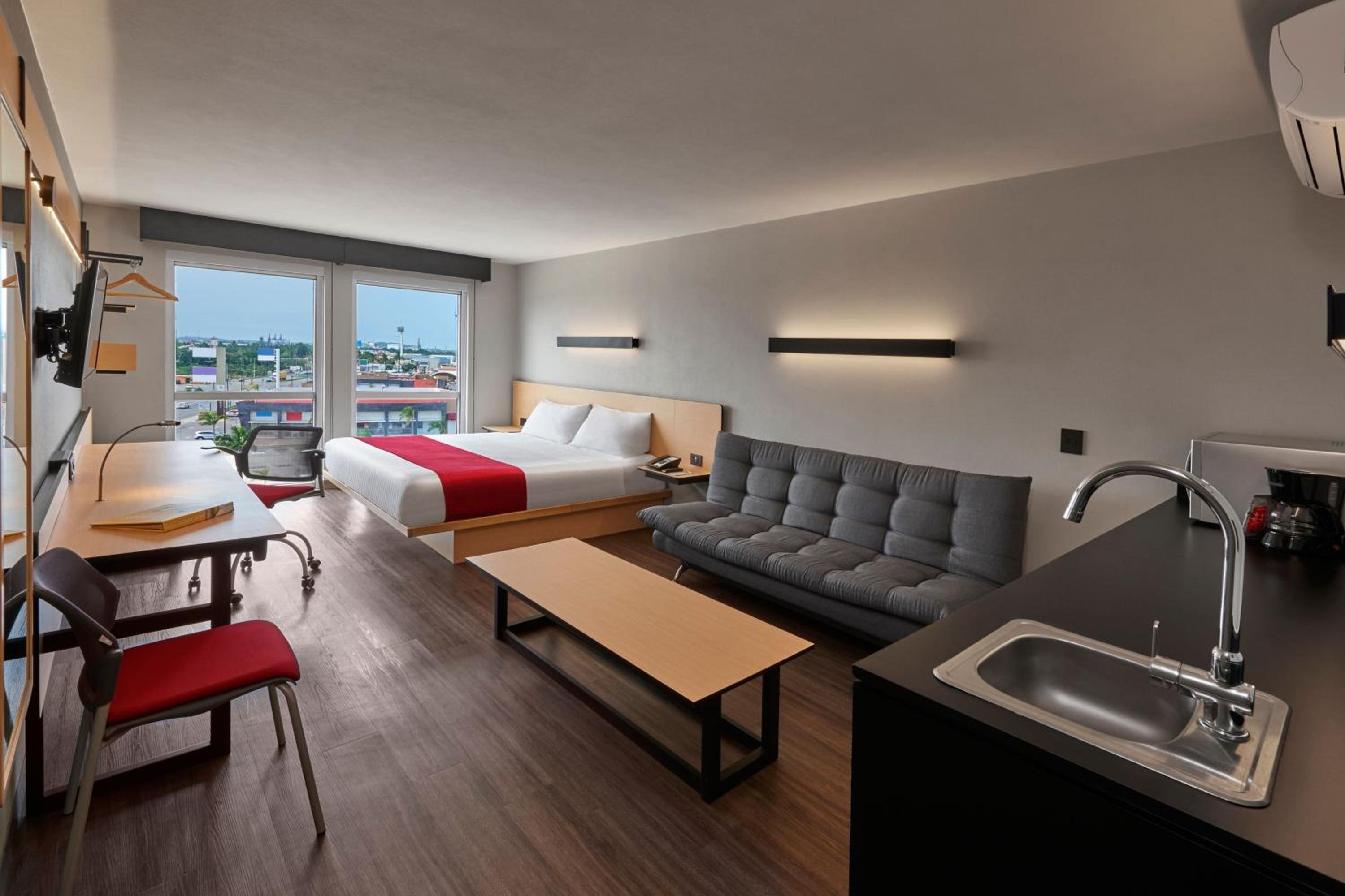 Superior Queen Room with Sofa Bed - Photo 6