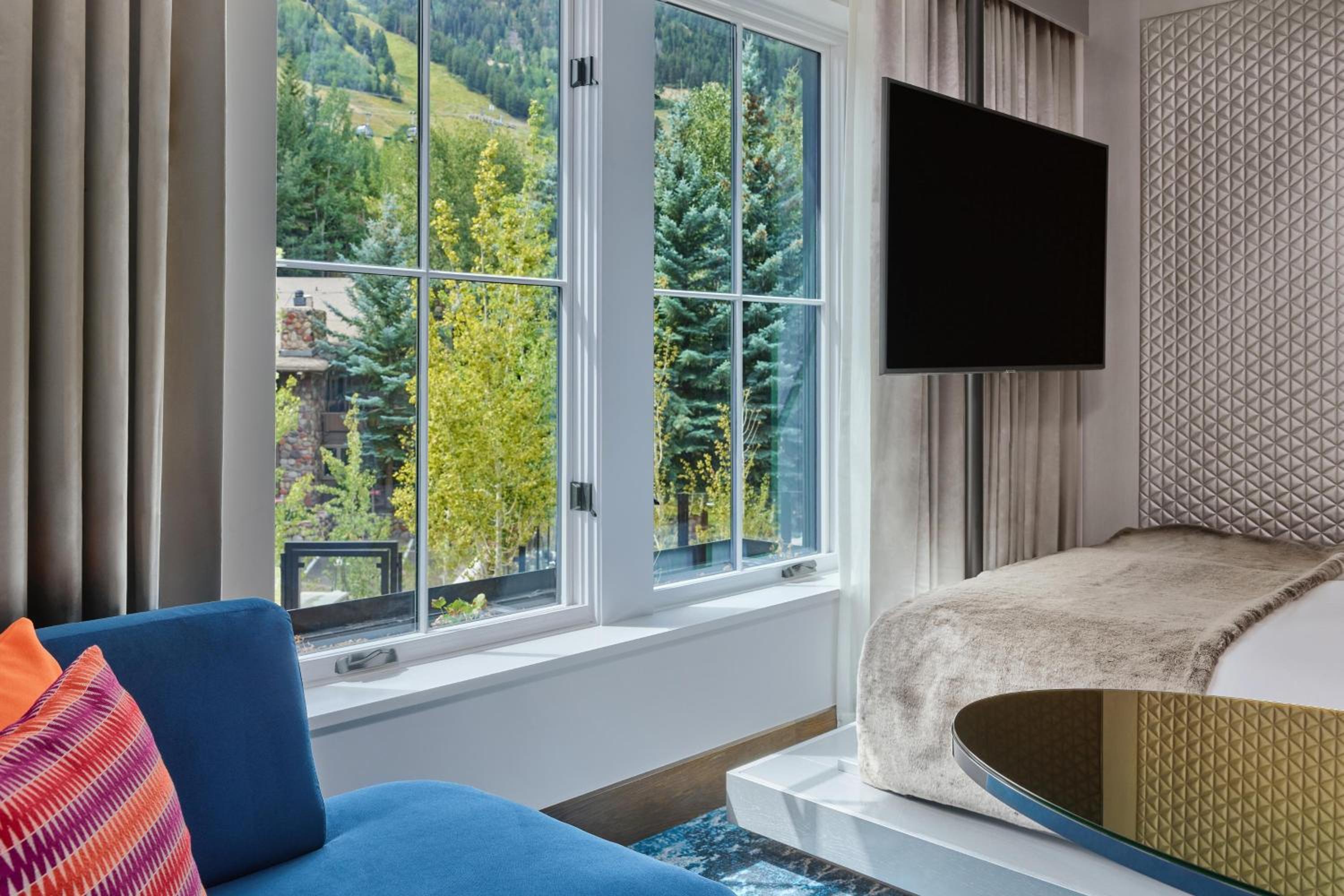 King Room with Partial Mountain View - Photo 2