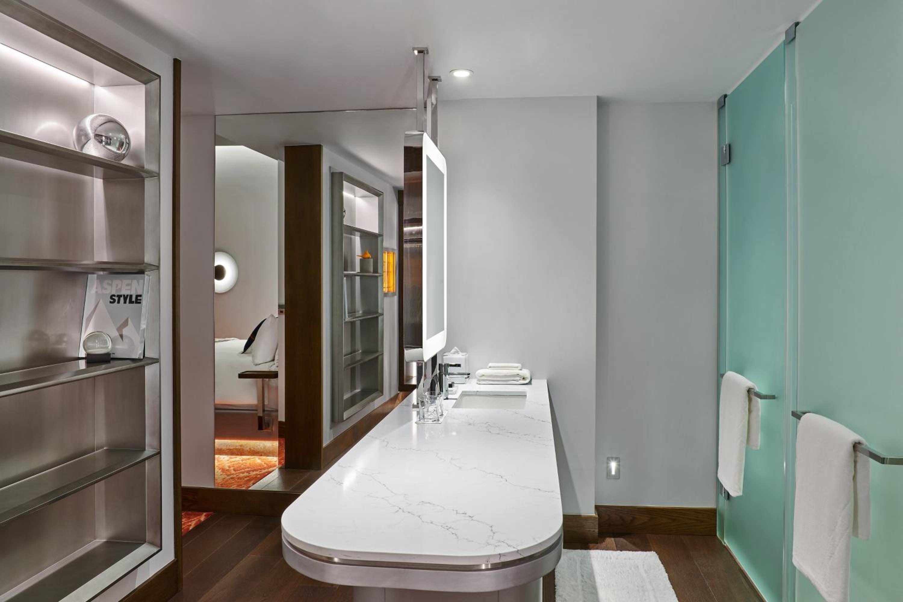 King Room with Balcony - Photo 6