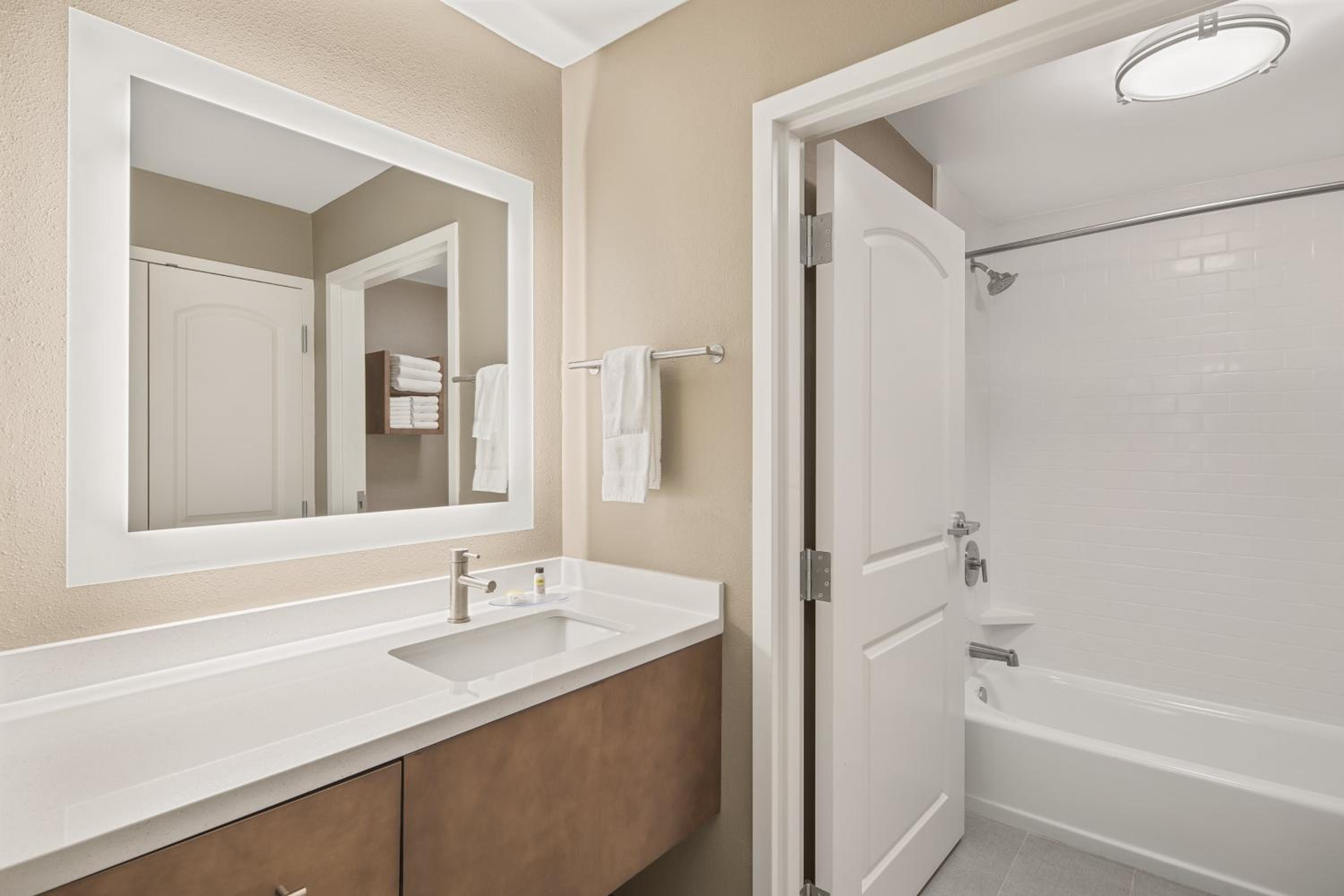 One-Bedroom Suite with Two Beds - Non-Smoking - Photo 3