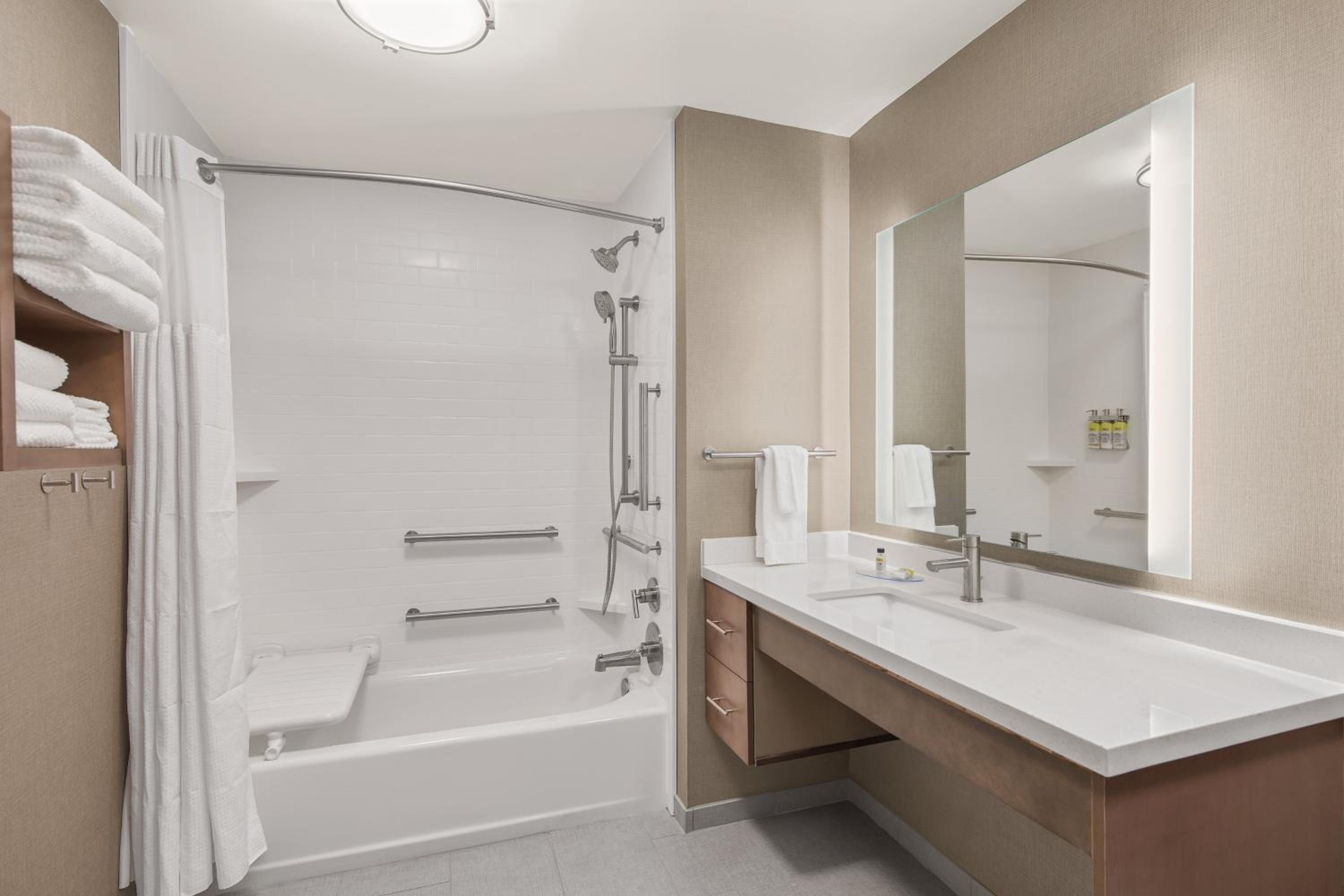 King Studio Suite with Bath Tub - Mobility Access - Photo 4