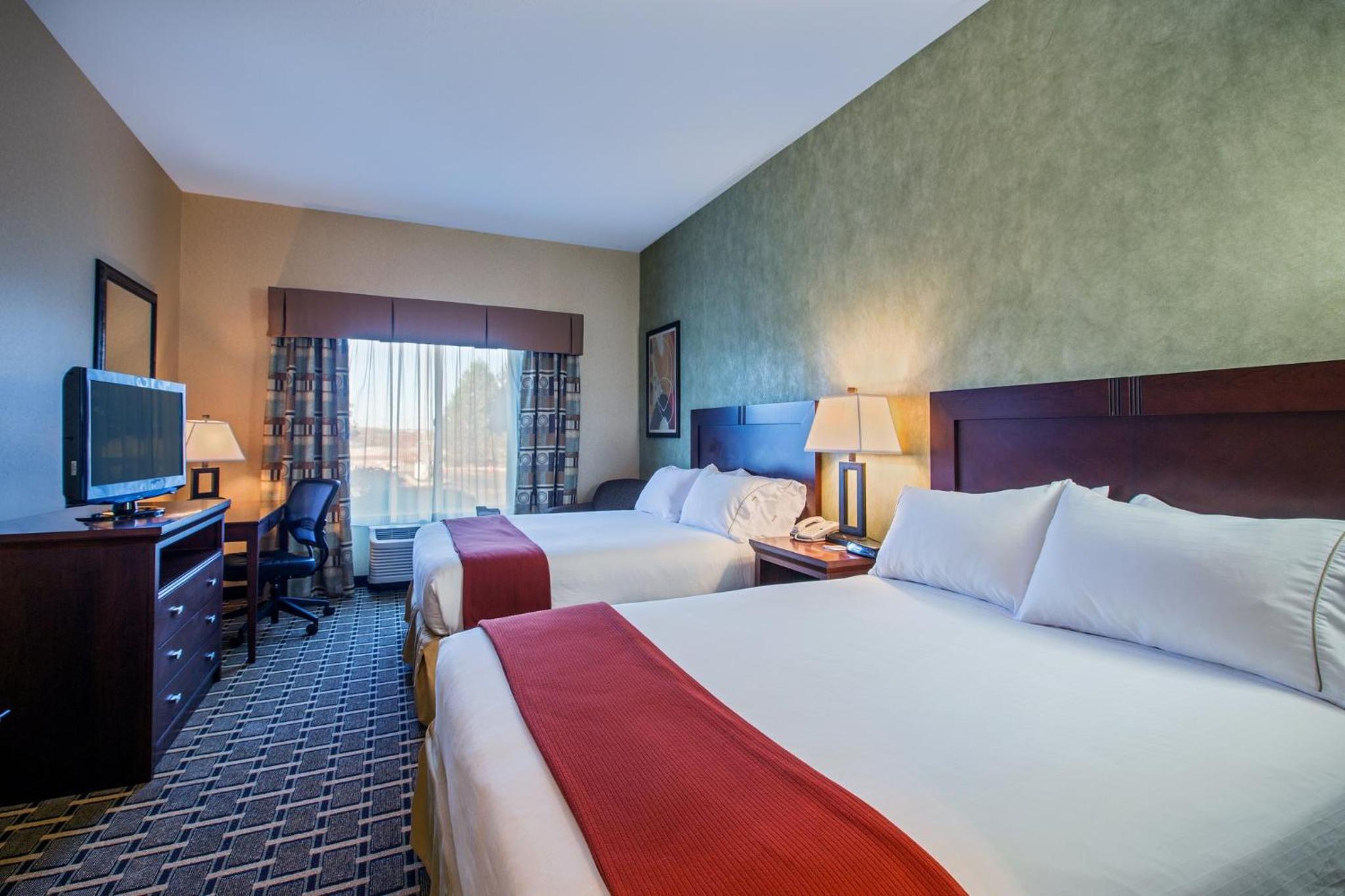 Standard Room with Two Queen Beds - Communications Accessible Tub photo 1