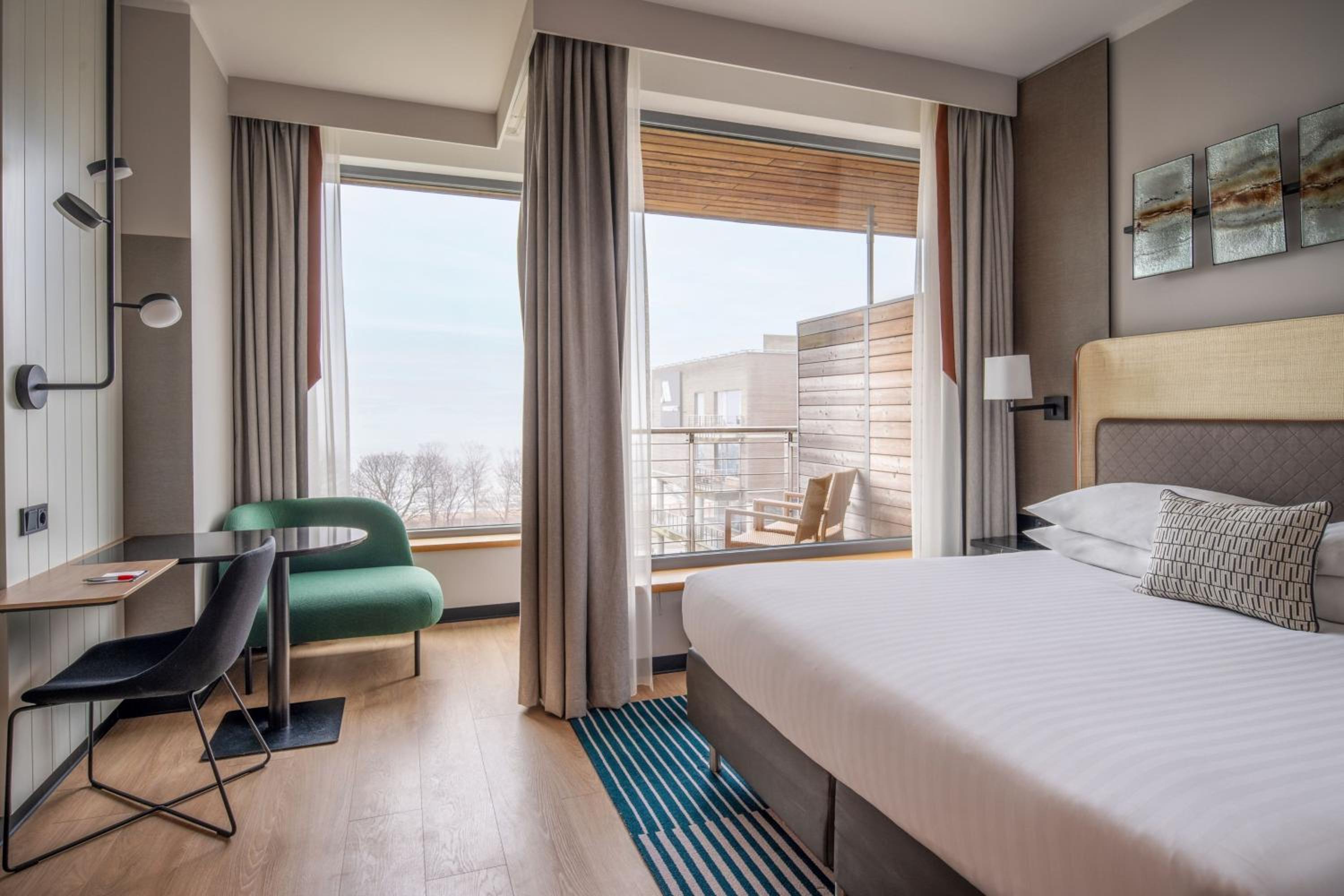 Standard King Room with Balcony and Sea View thumbnail 5