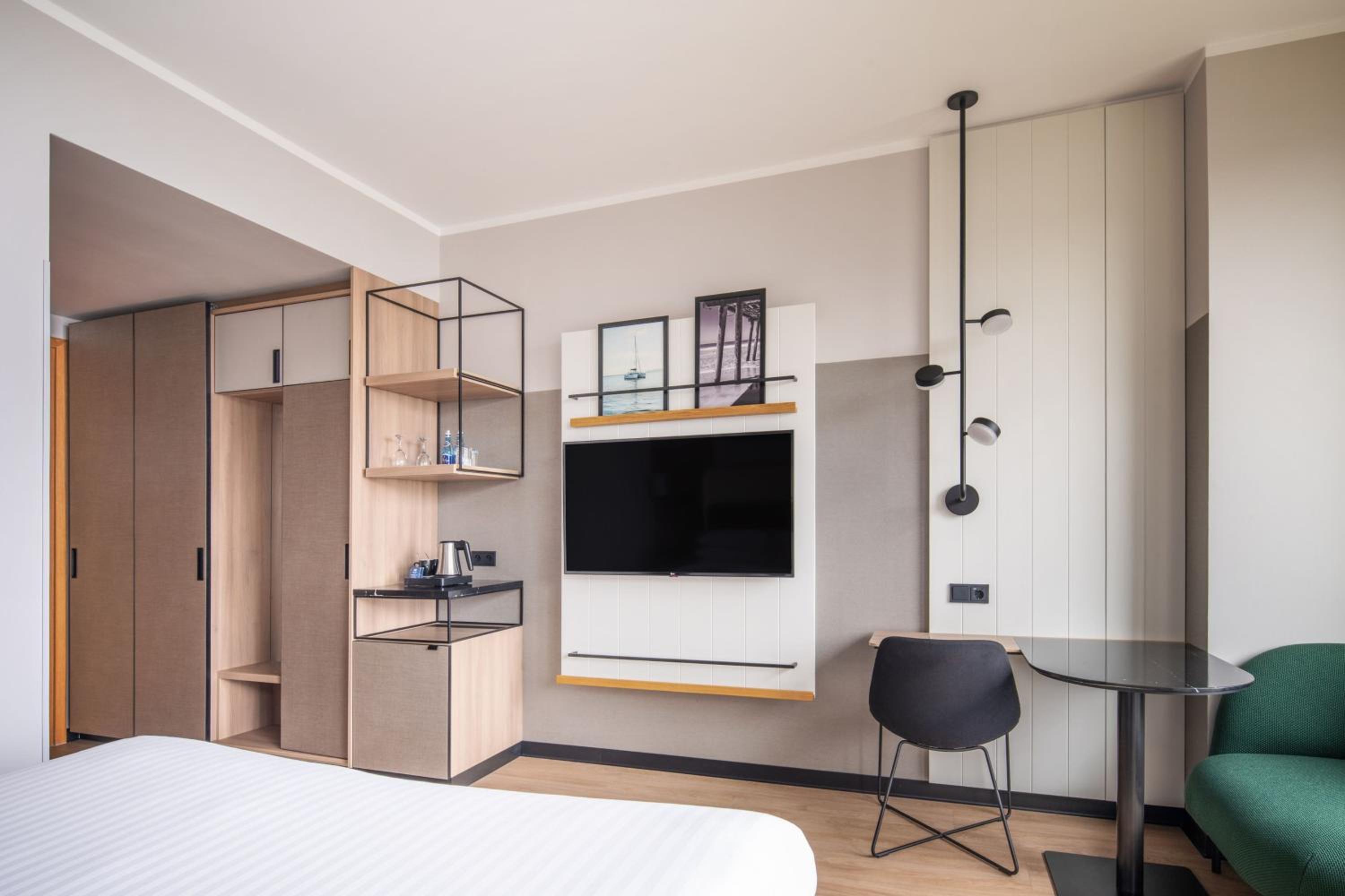 Standard King Room with Balcony and Sea View thumbnail 6