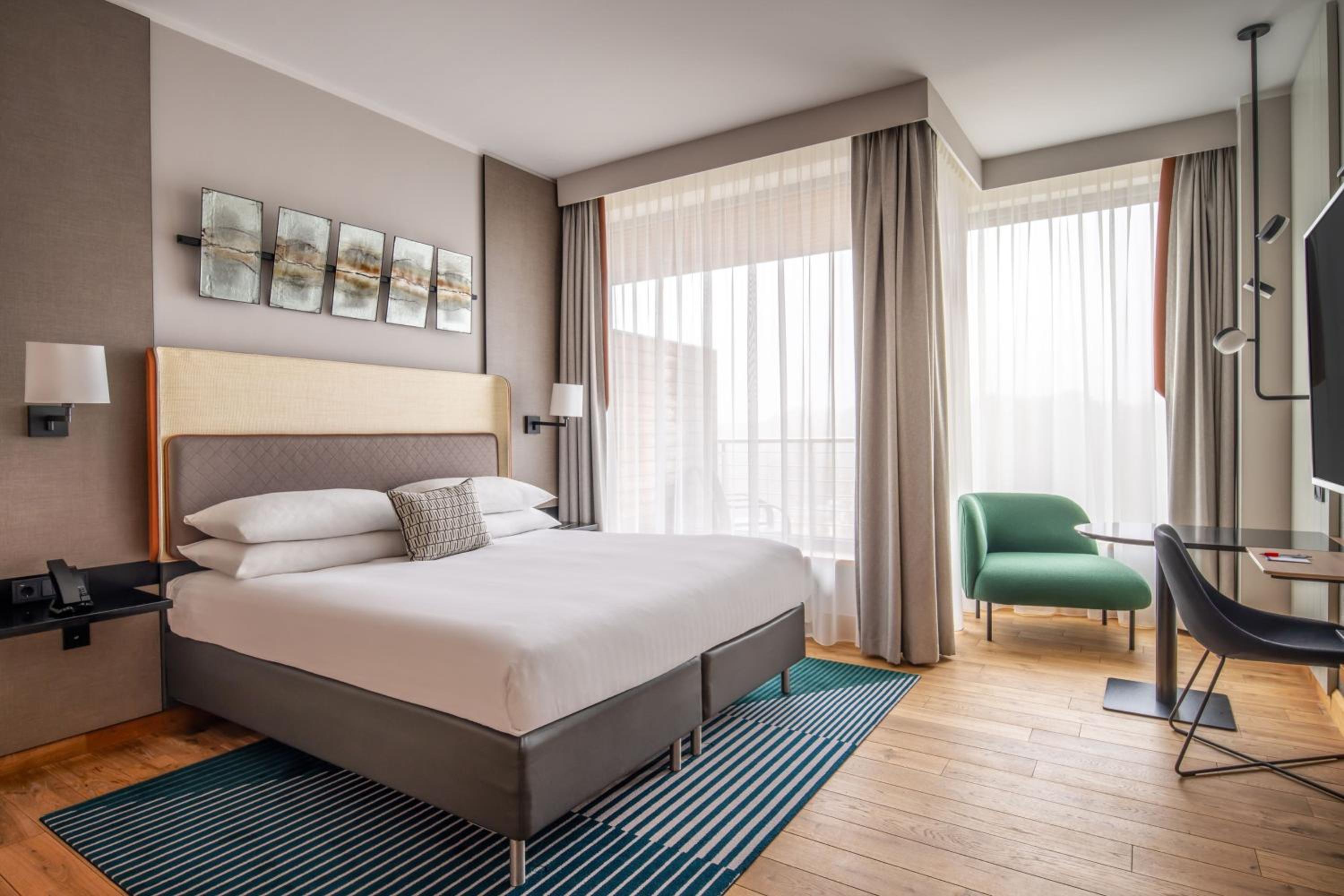 Superior King Room with Balcony thumbnail 5