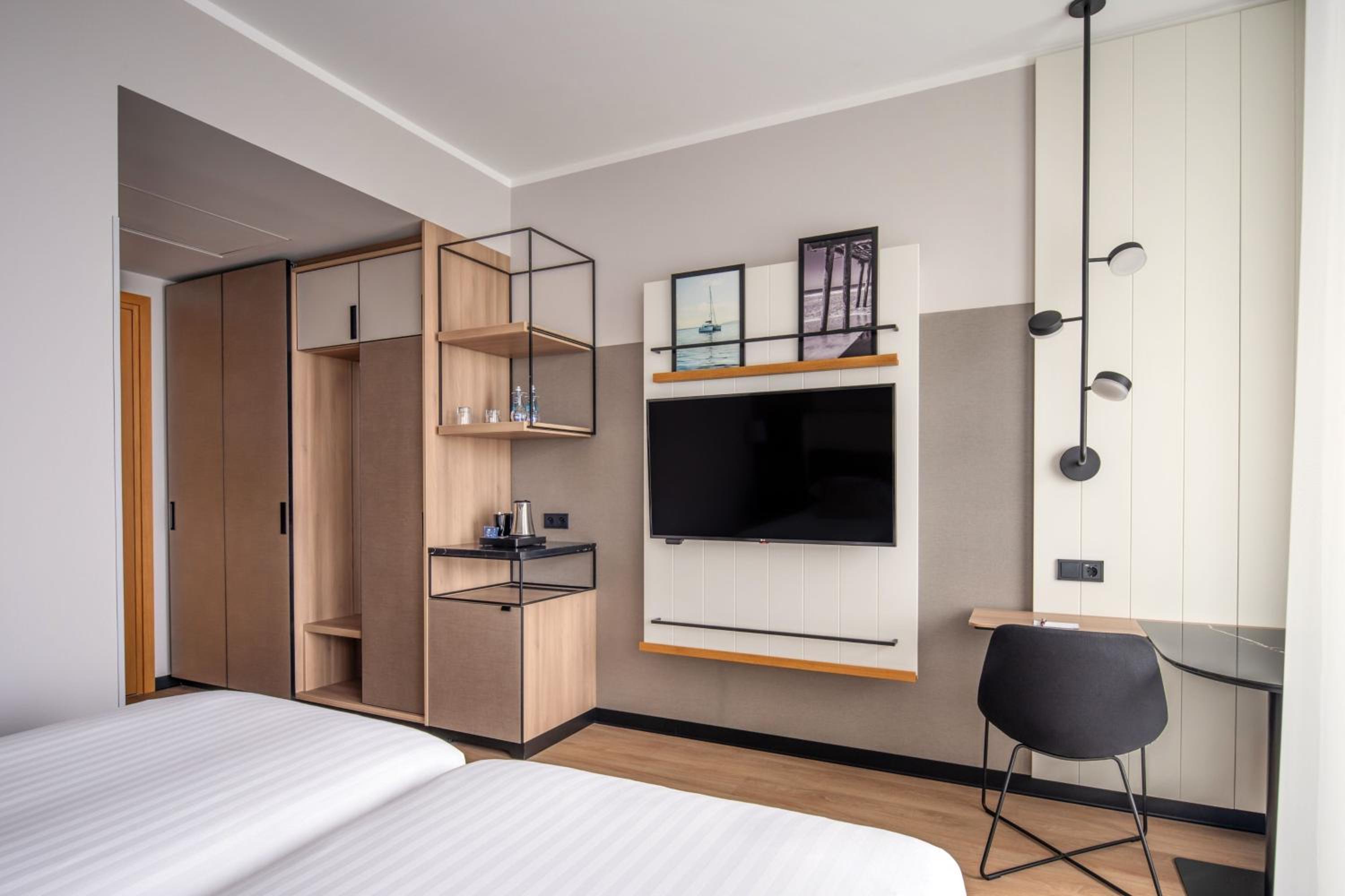 Standard Twin Room with Balcony thumbnail 5