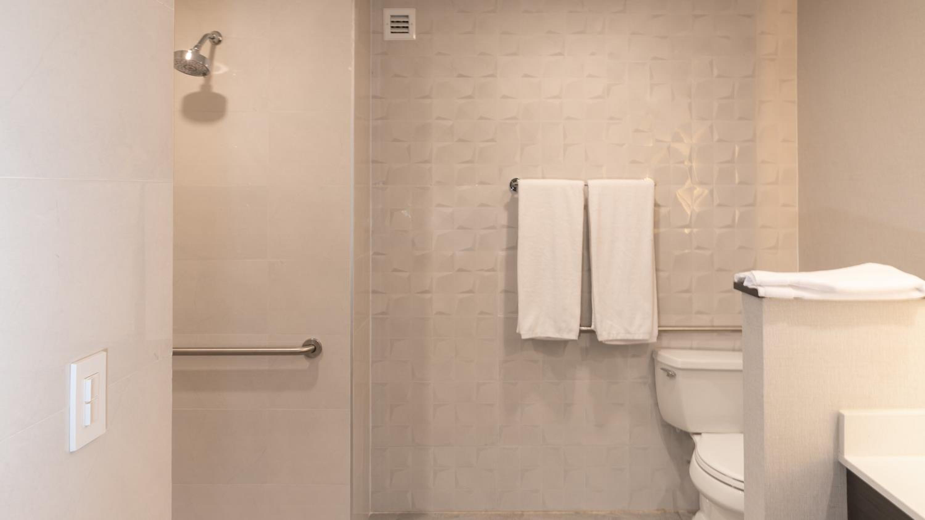 Standard King Room - Accessible - Photo 4