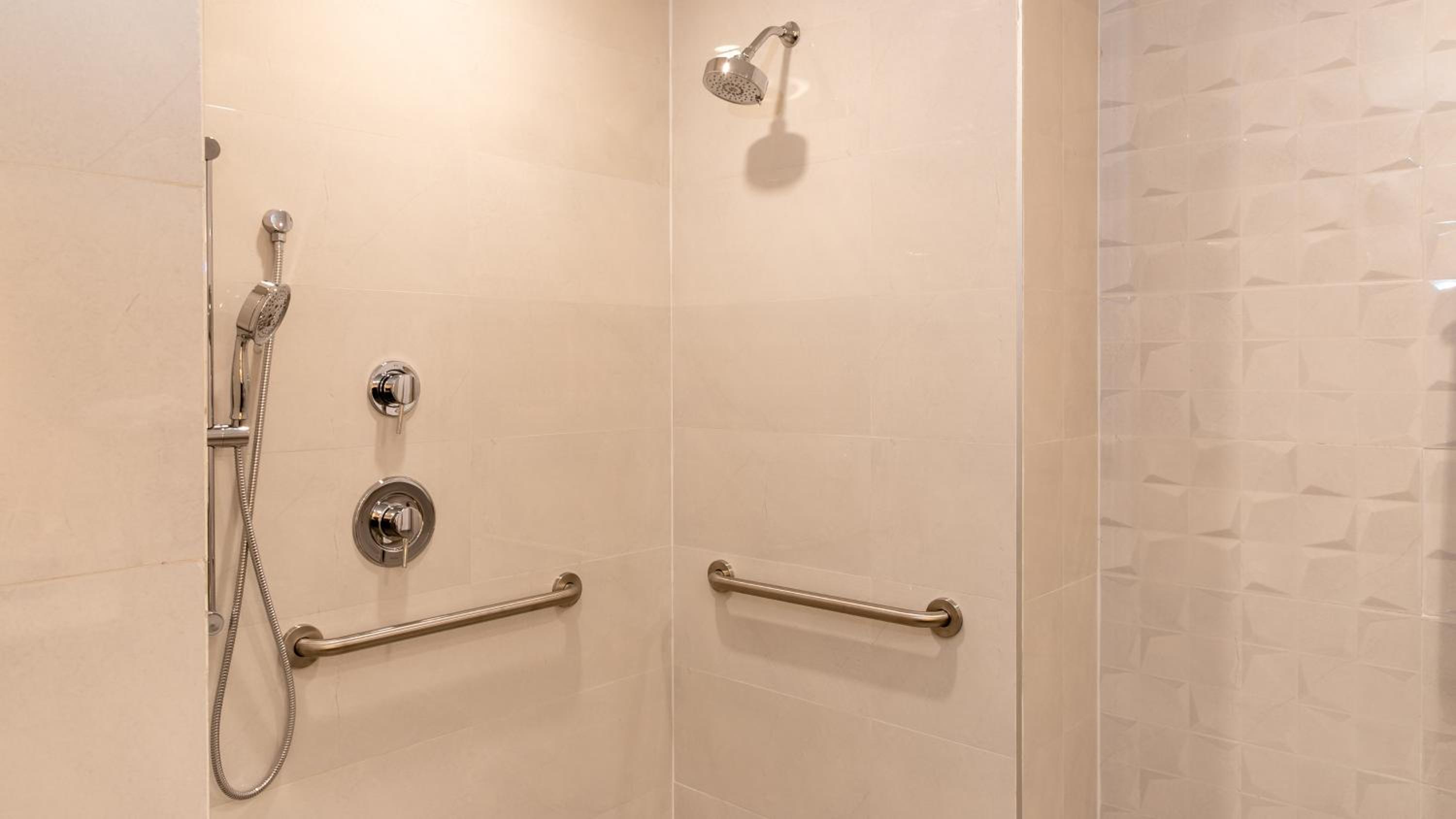 Standard King Room - Accessible - Photo 5