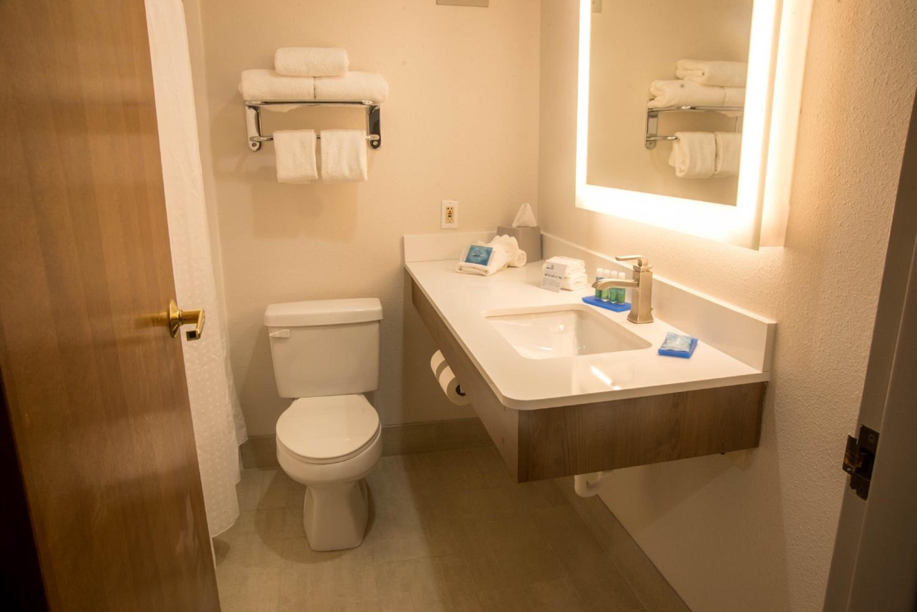 Standard King Room - Photo 8