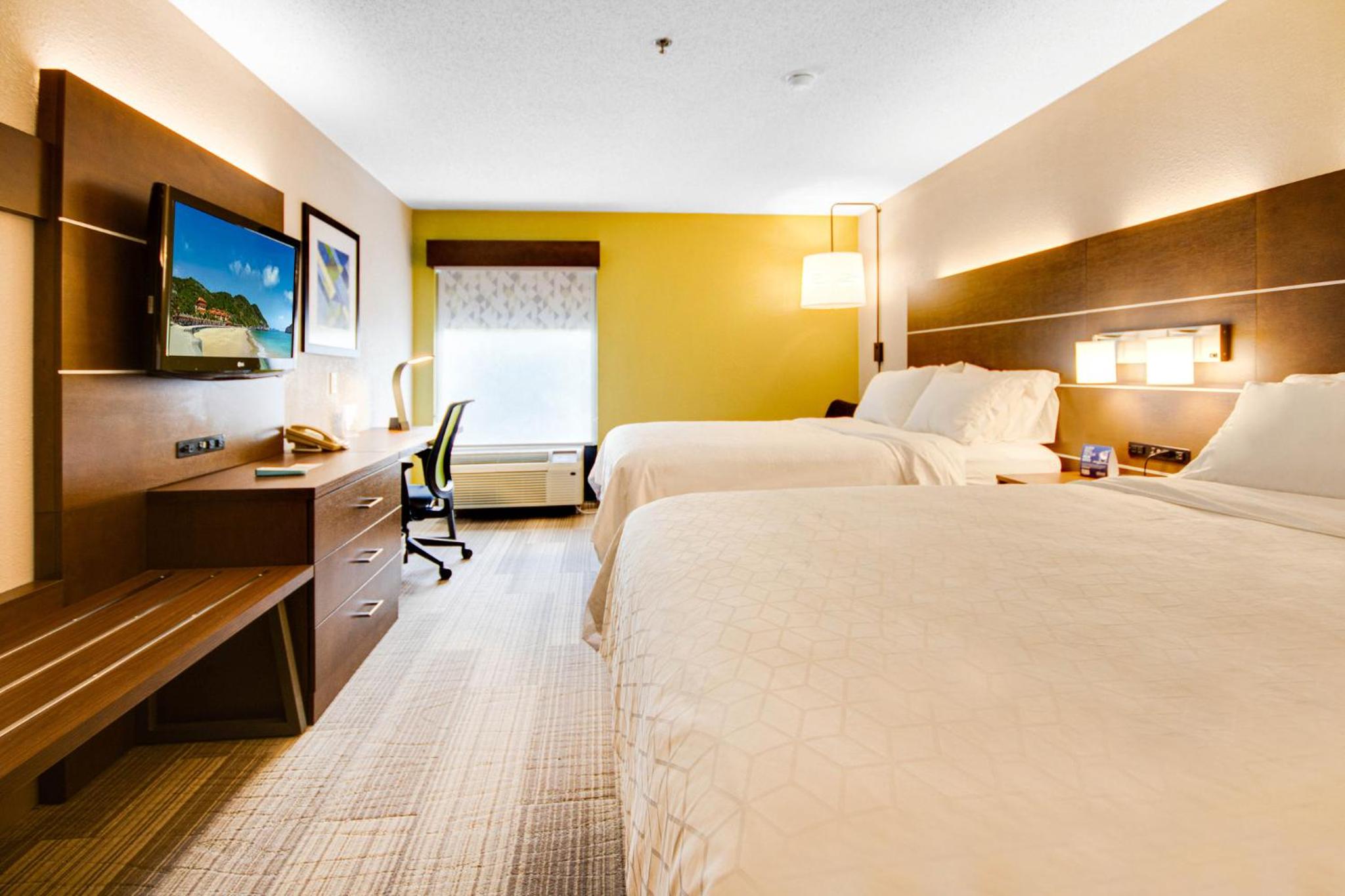 Standard Room with Two Queen Beds - Photo 1