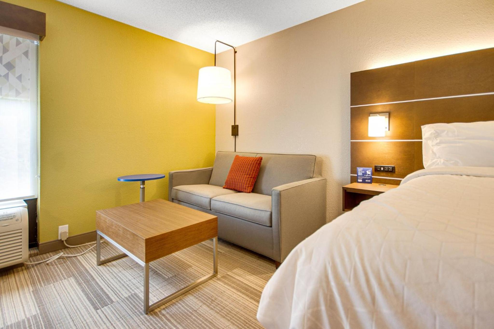 Standard King Room with Sofa Bed - Photo 1