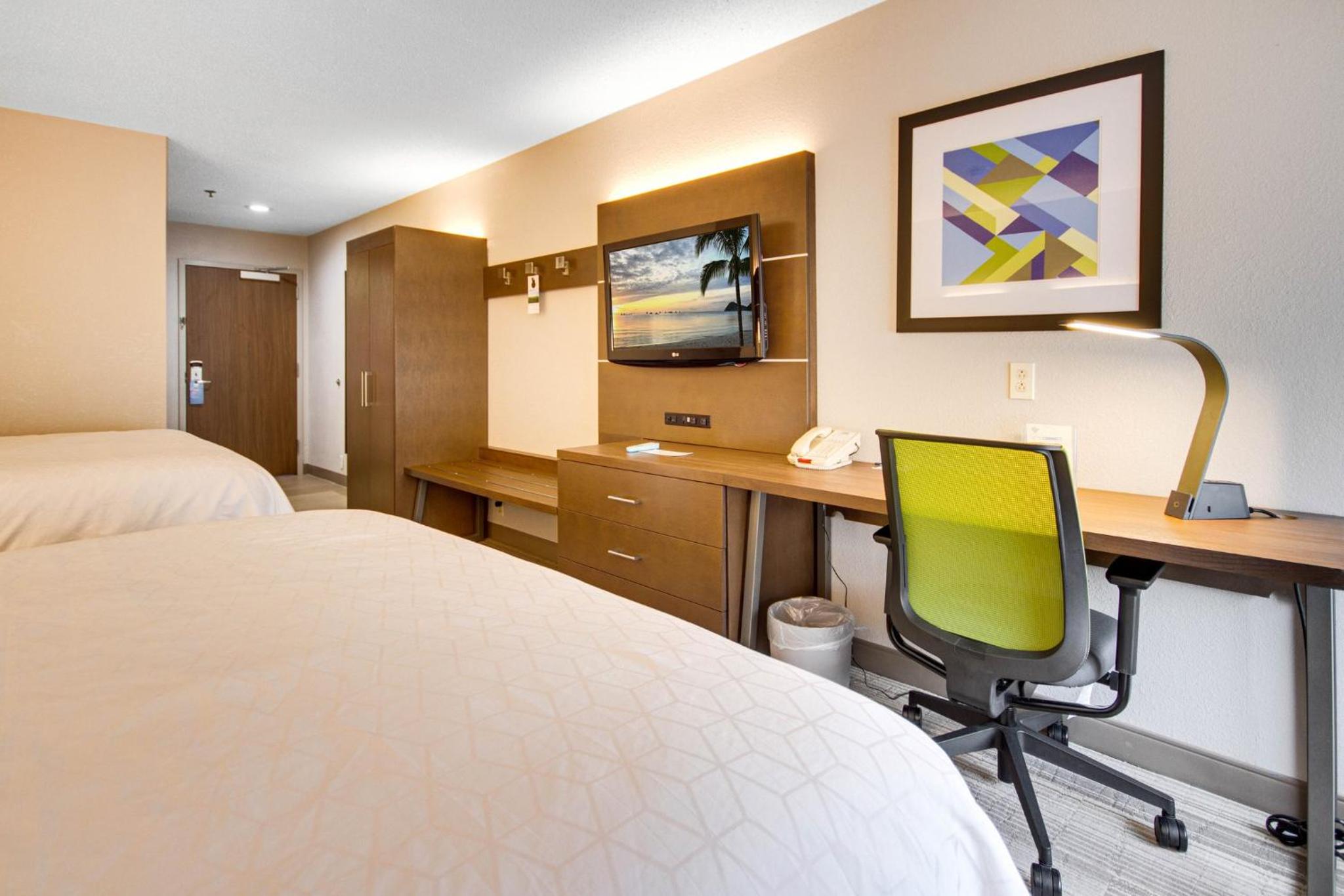 Standard Room with Two Queen Beds - Photo 6