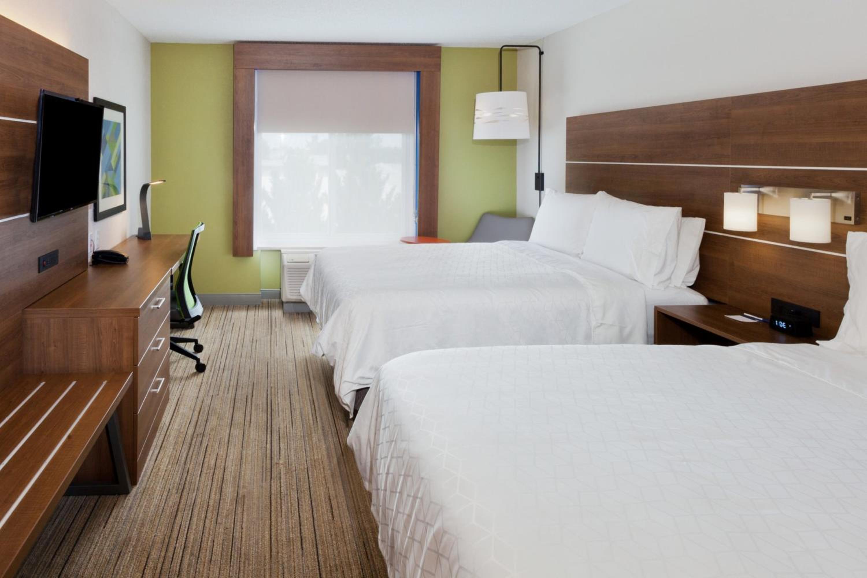 Standard Room with Two Queen Beds - Photo 5