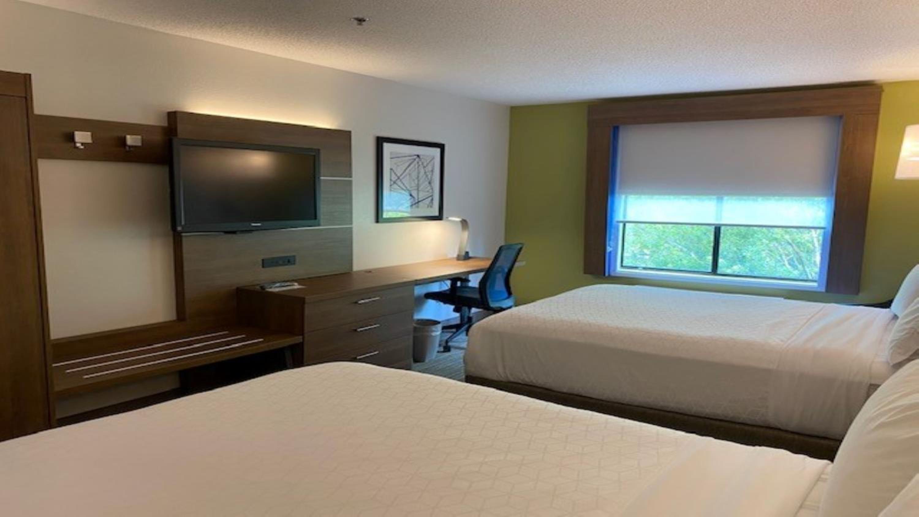Standard Room with Two Queen Beds - Photo 2