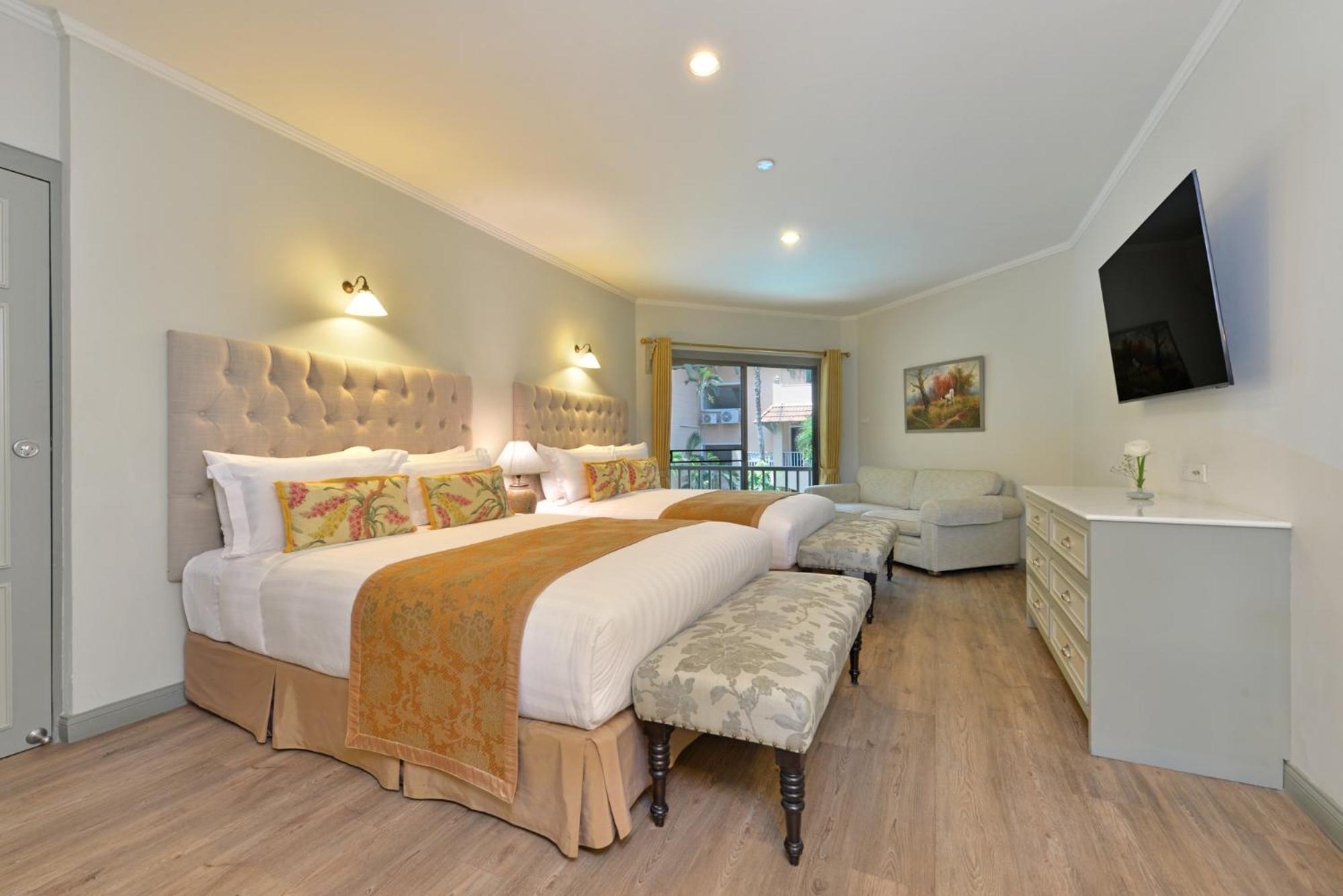 Double Room with Balcony and Pool View - Photo 1