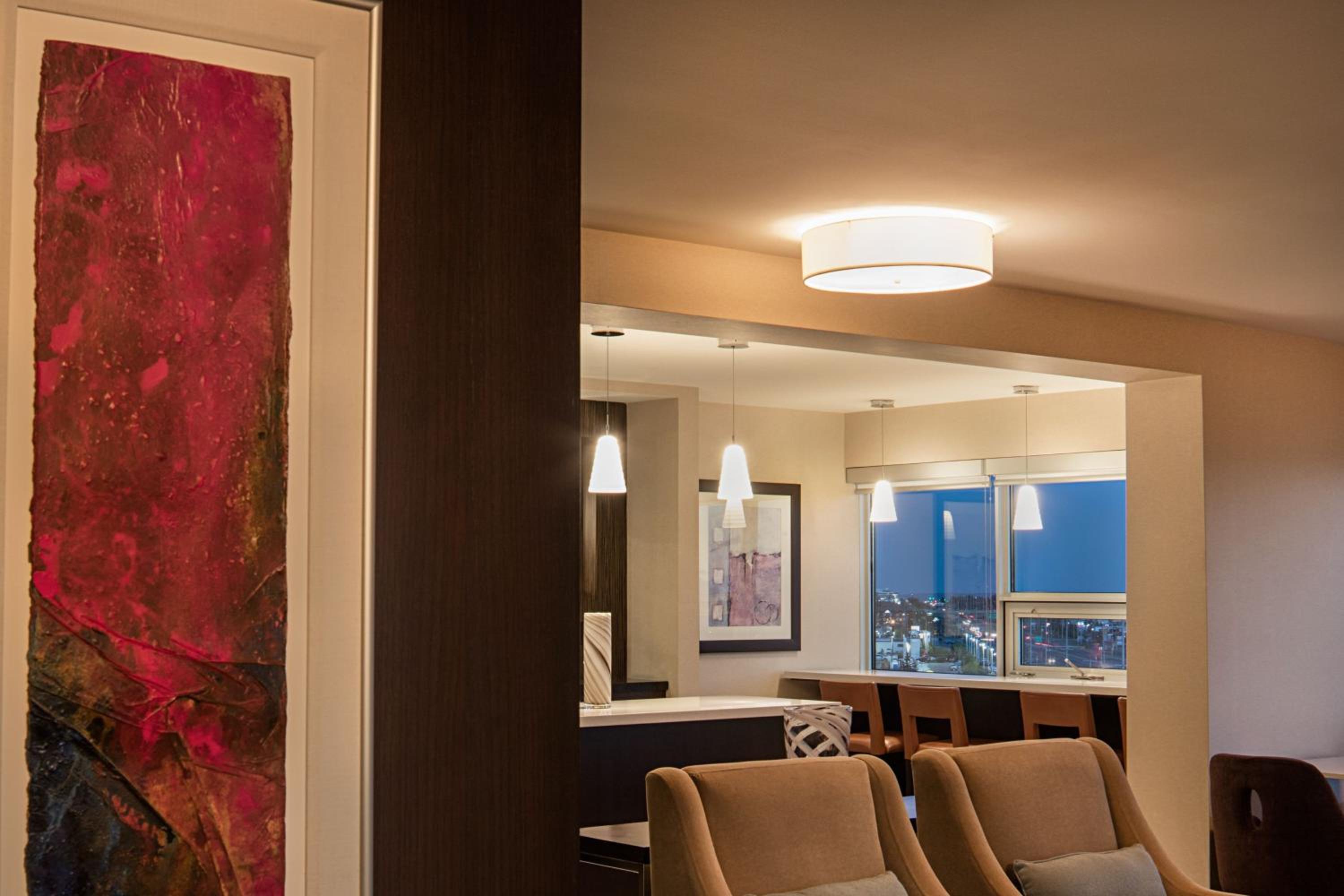 Deluxe King Room - Club Access - Photo 5