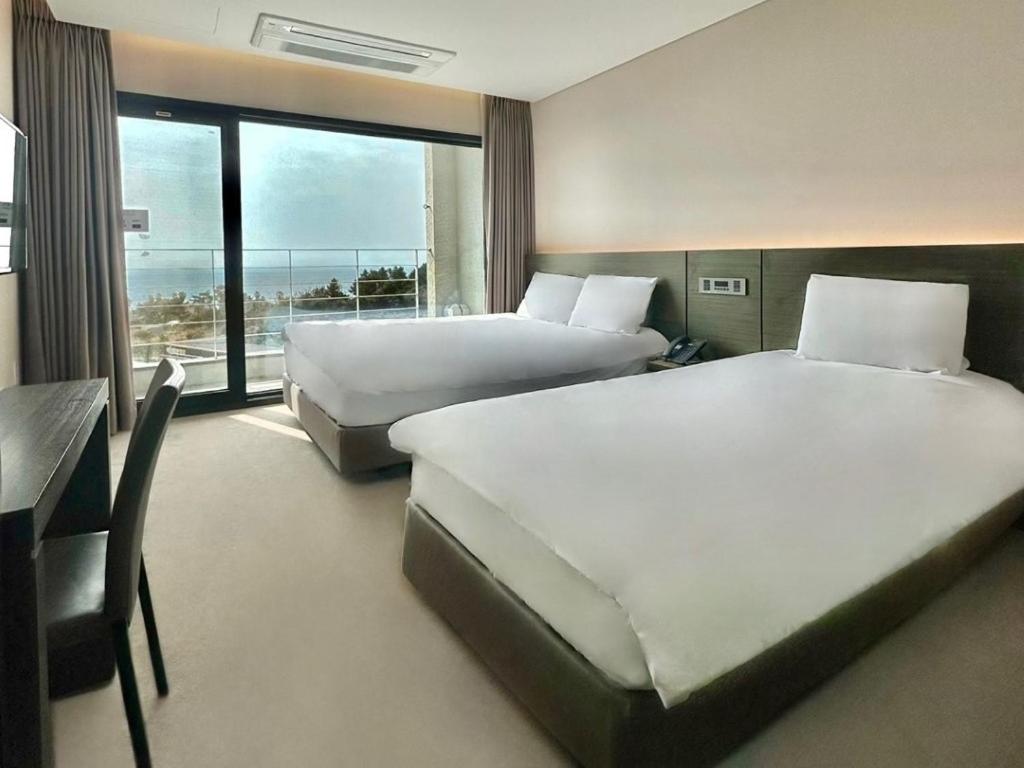 Deluxe Twin Room with Sea View - Photo 1