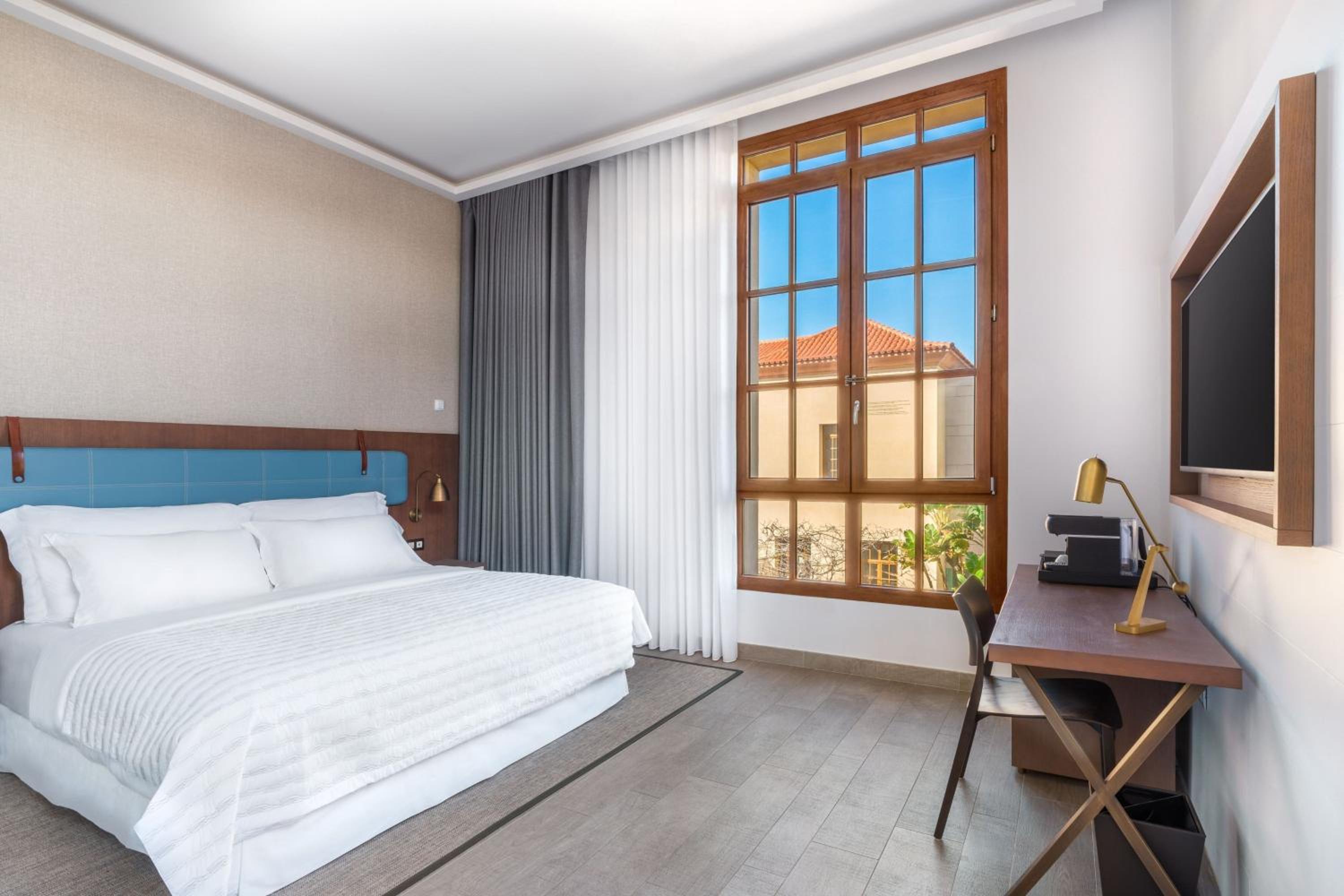 Deluxe King Room with Garden View thumbnail 6
