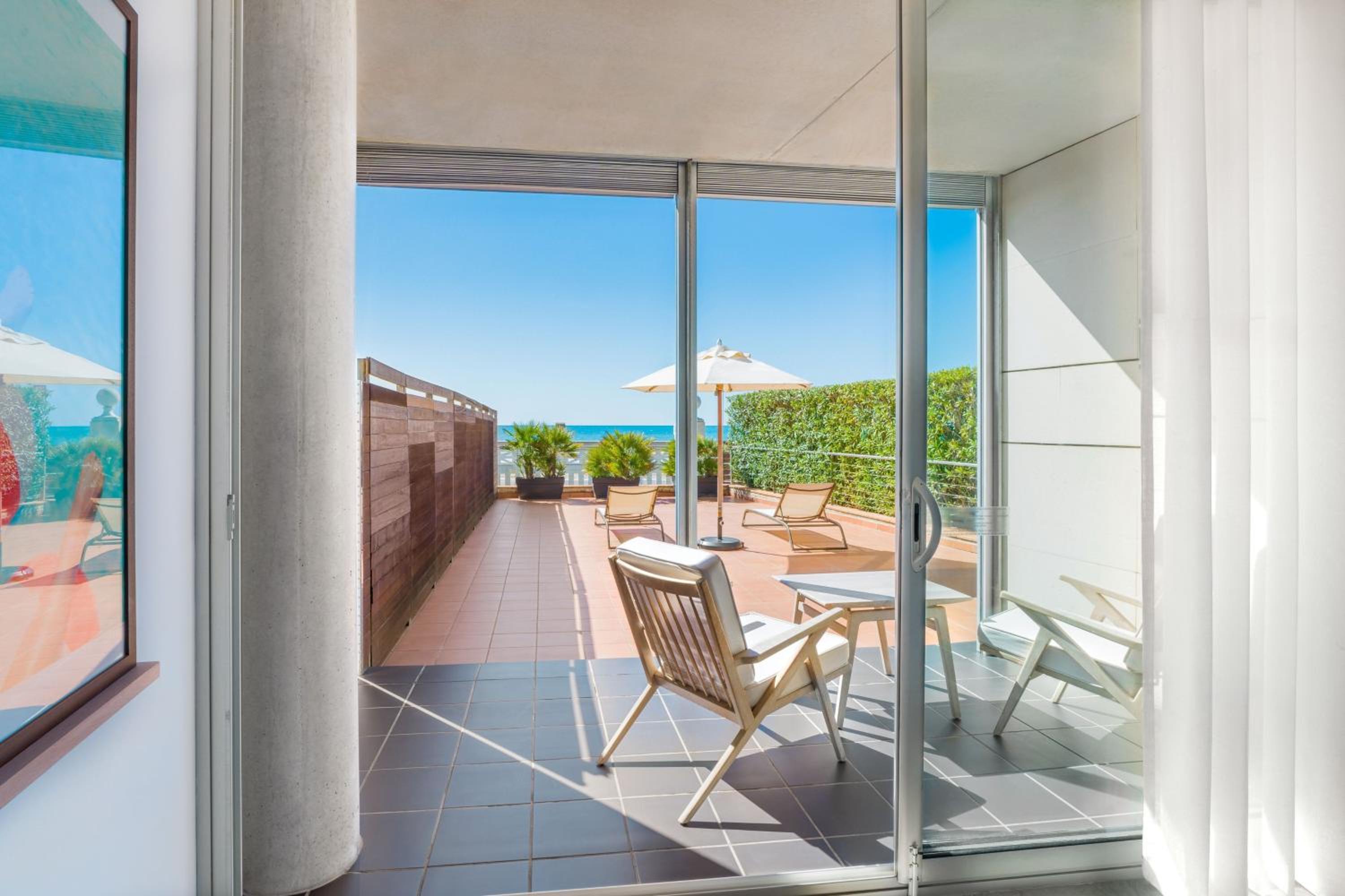 Premium Beachfront Contemporary King Room