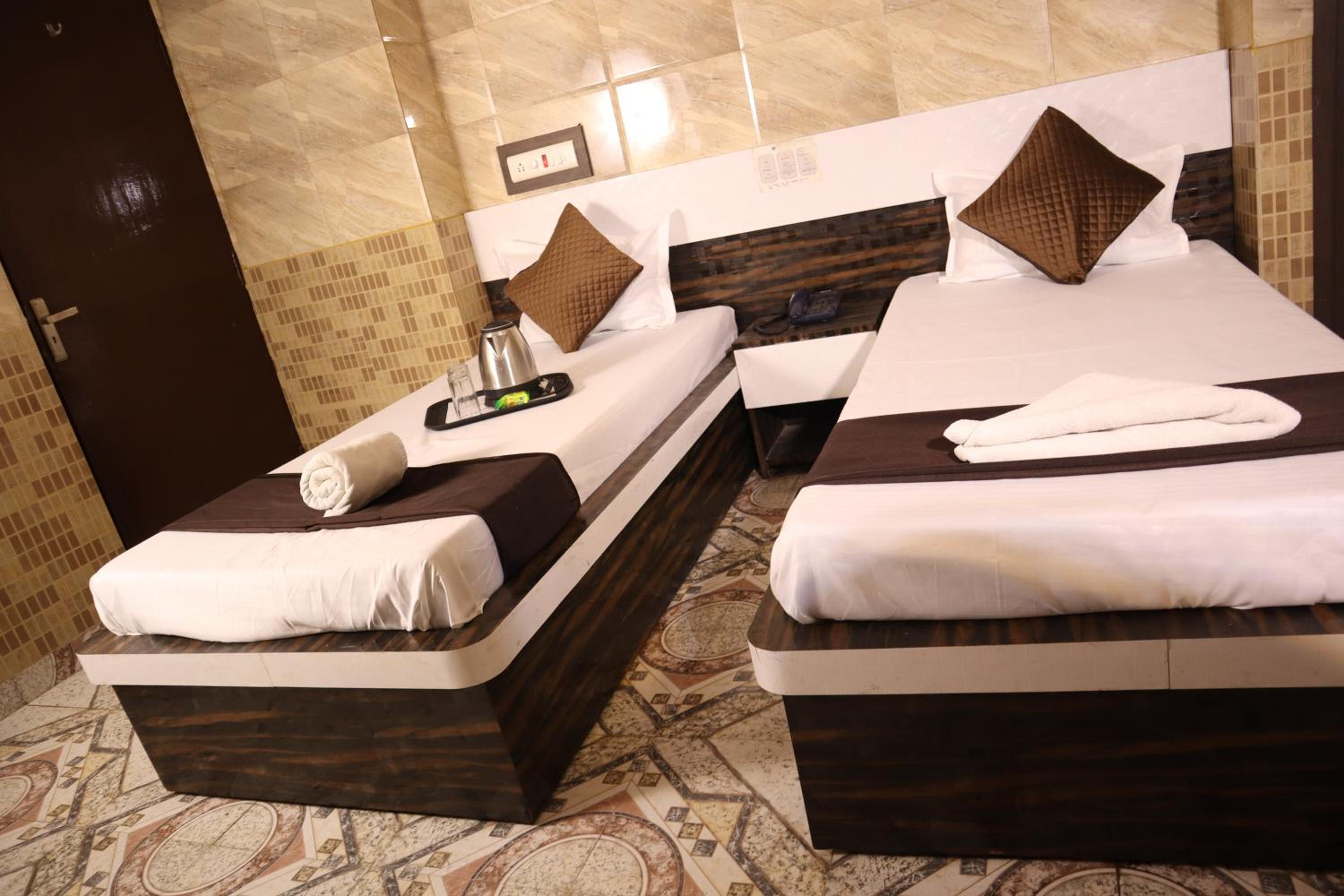 Deluxe Double Room with Balcony - Photo 3