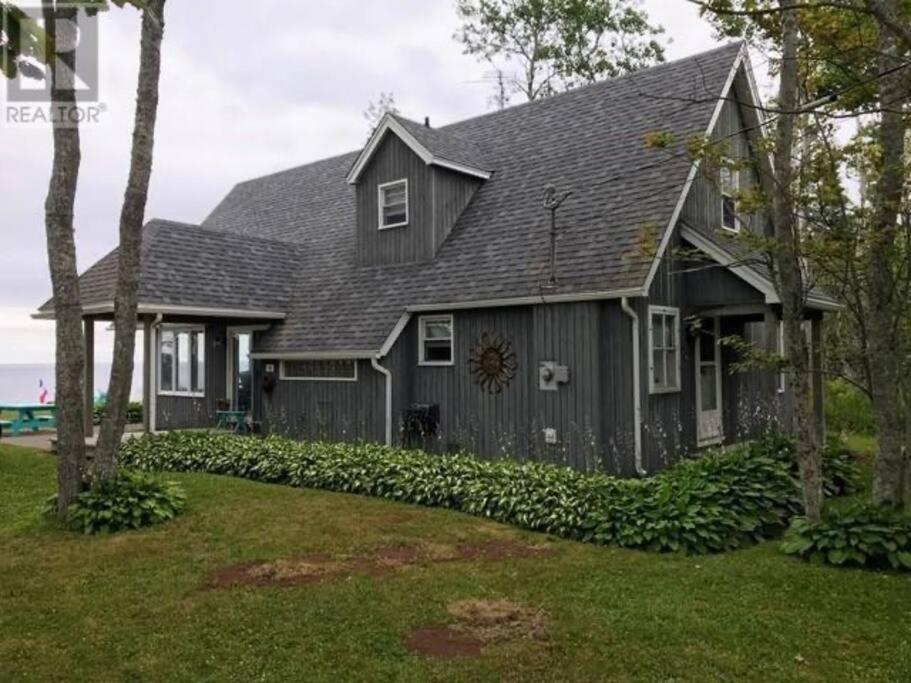 Three-Bedroom House photo 3
