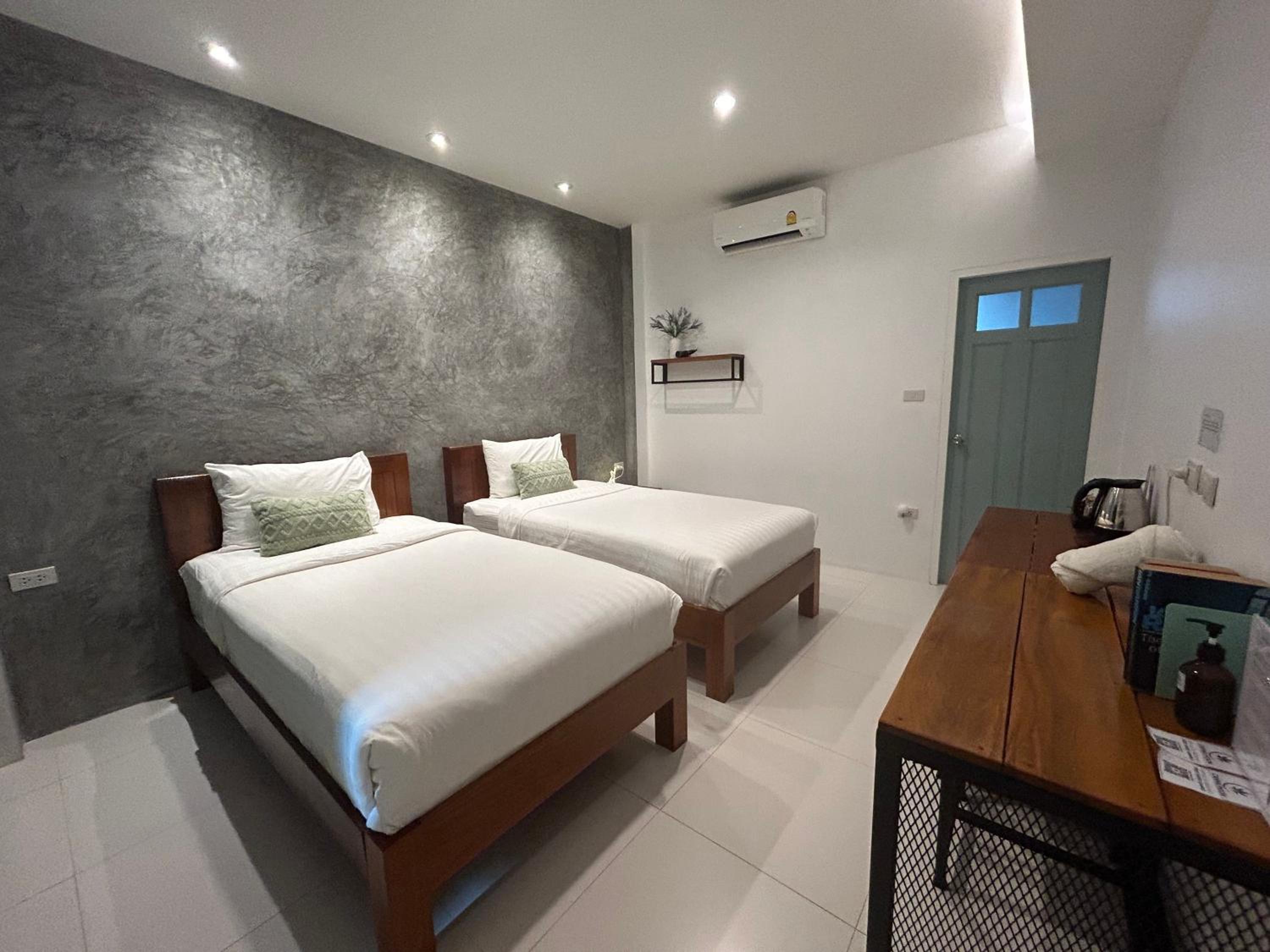 Twin Room with Pool View - Photo 1