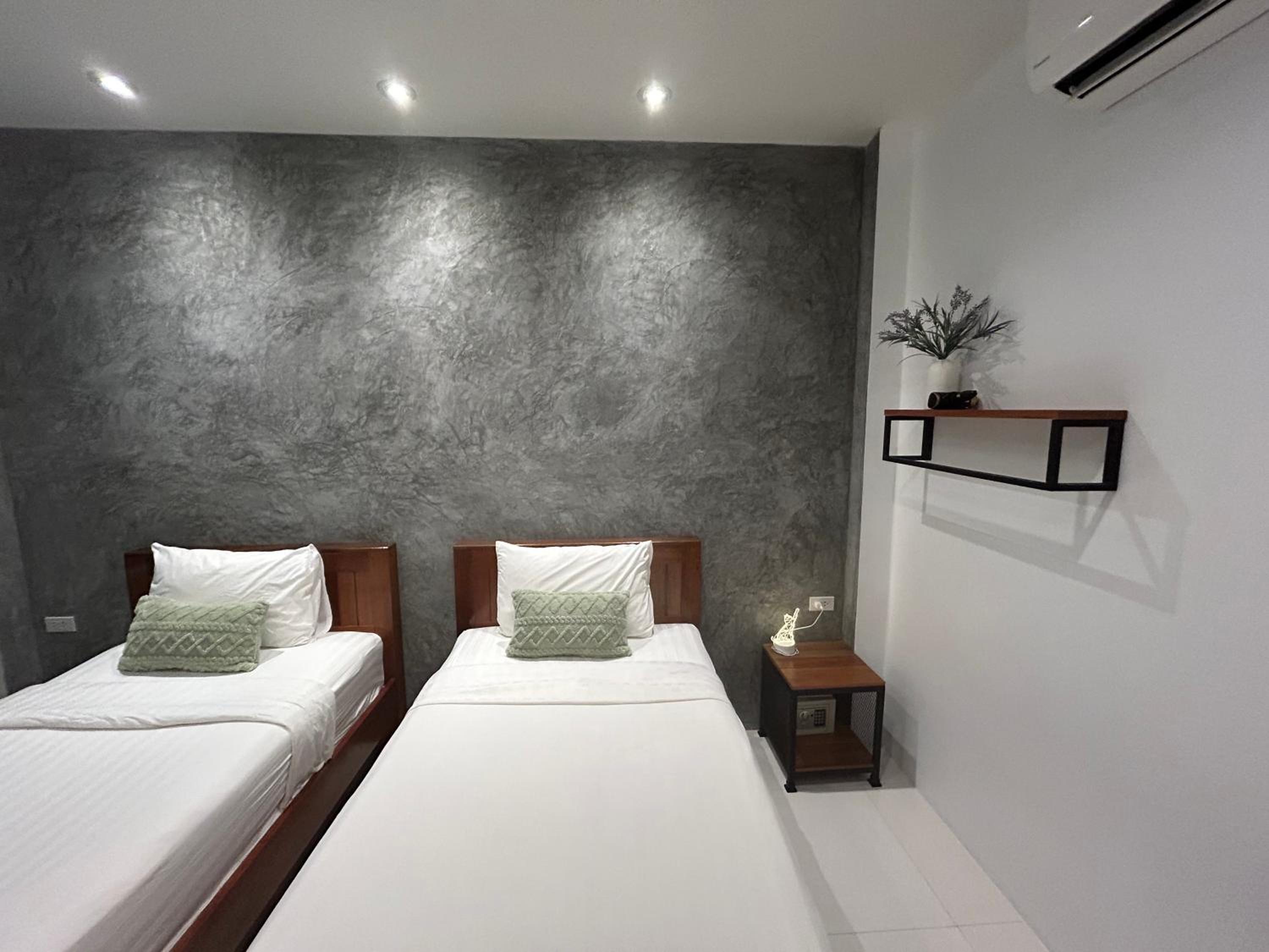 Twin Room with Pool View - Photo 8