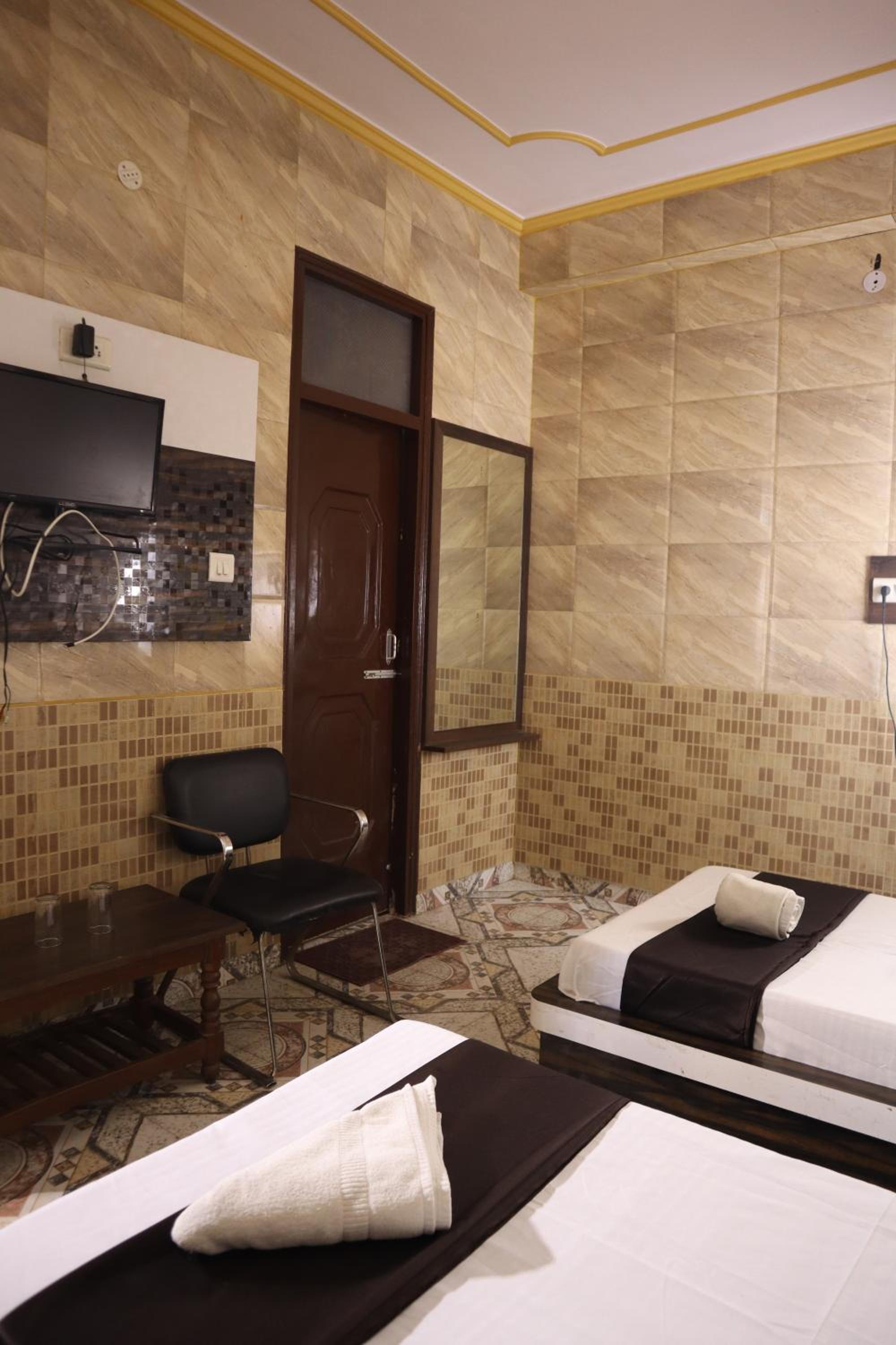 Deluxe Double Room with Balcony - Photo 4