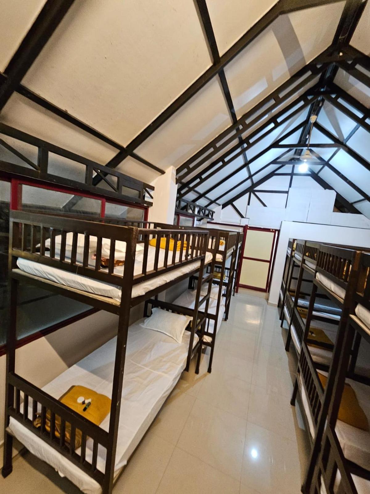 8-Bed Mixed Dormitory Room photo 3