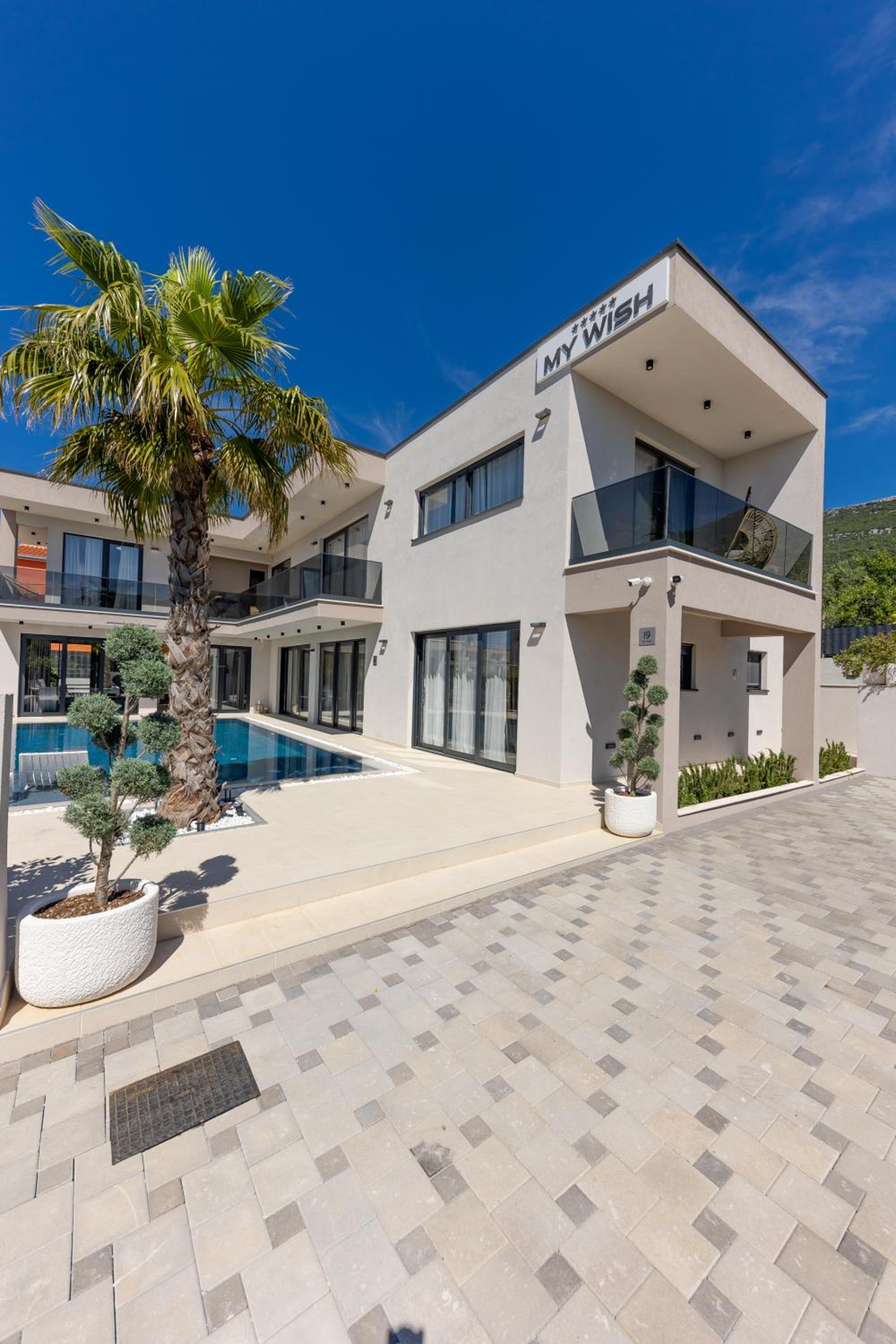 Villa photo 2