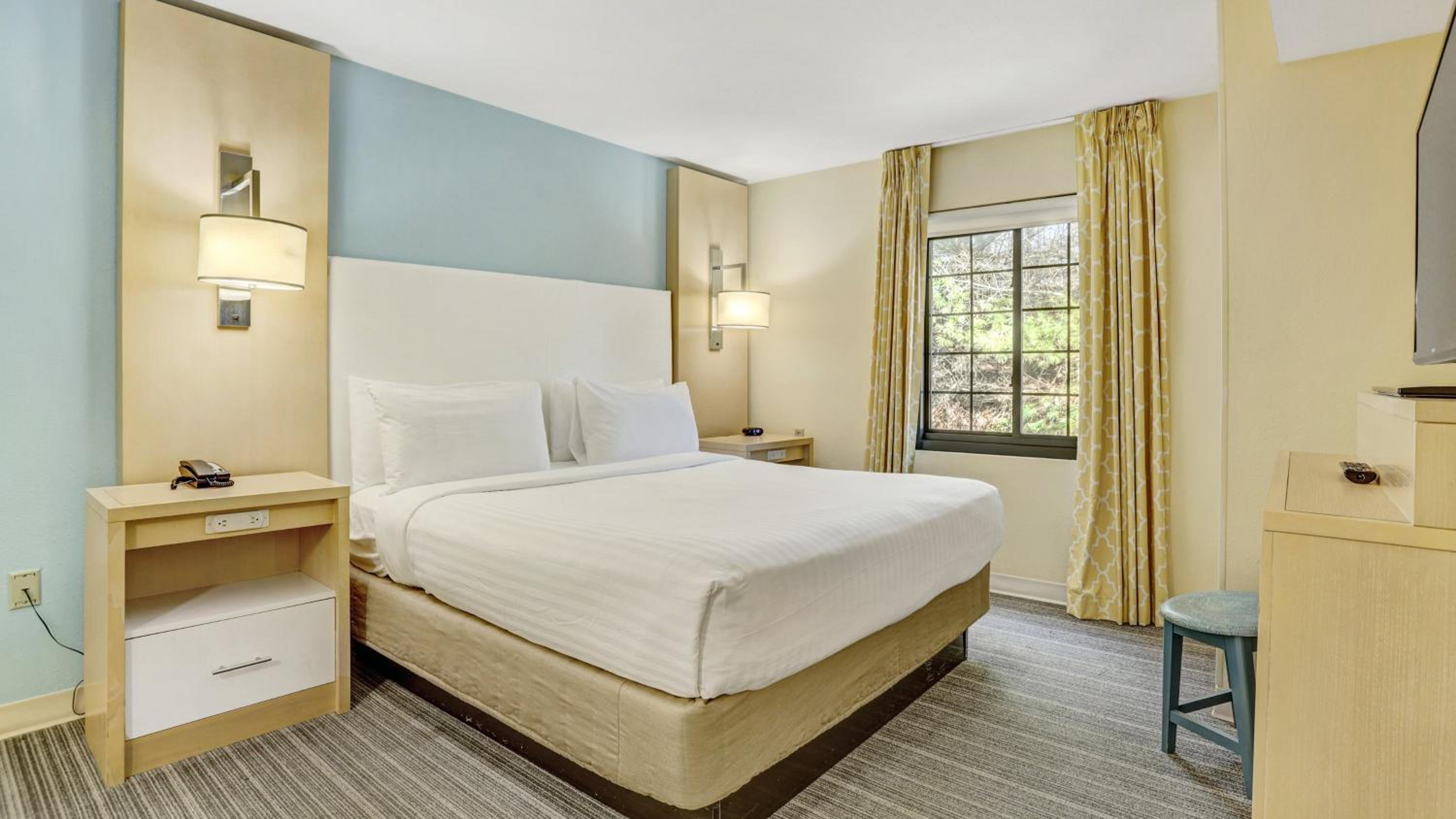 One-Bedroom King Suite - Photo 8