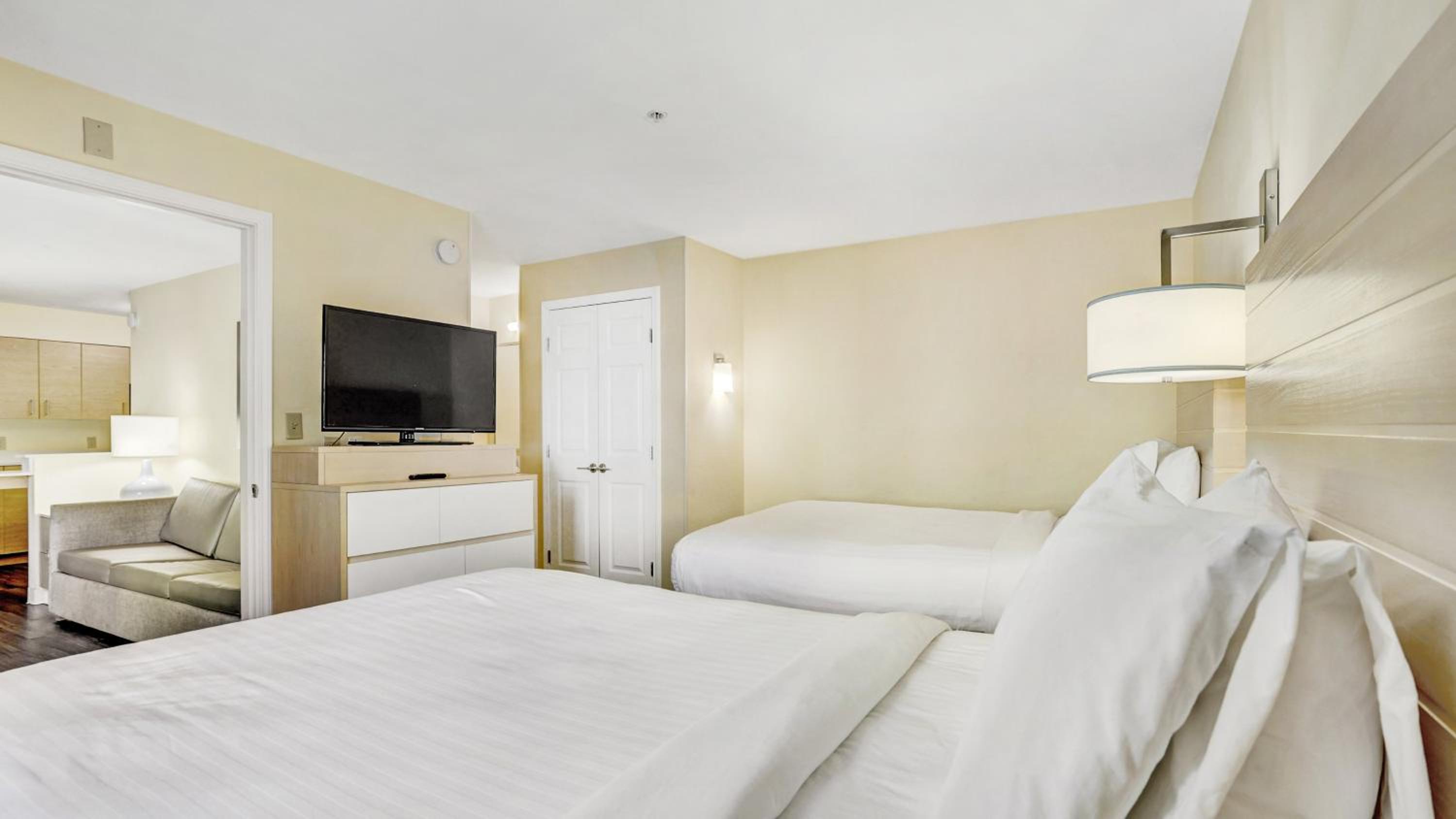 Two-Bedroom Suite with One King Bed and Two Queen Beds - Photo 9