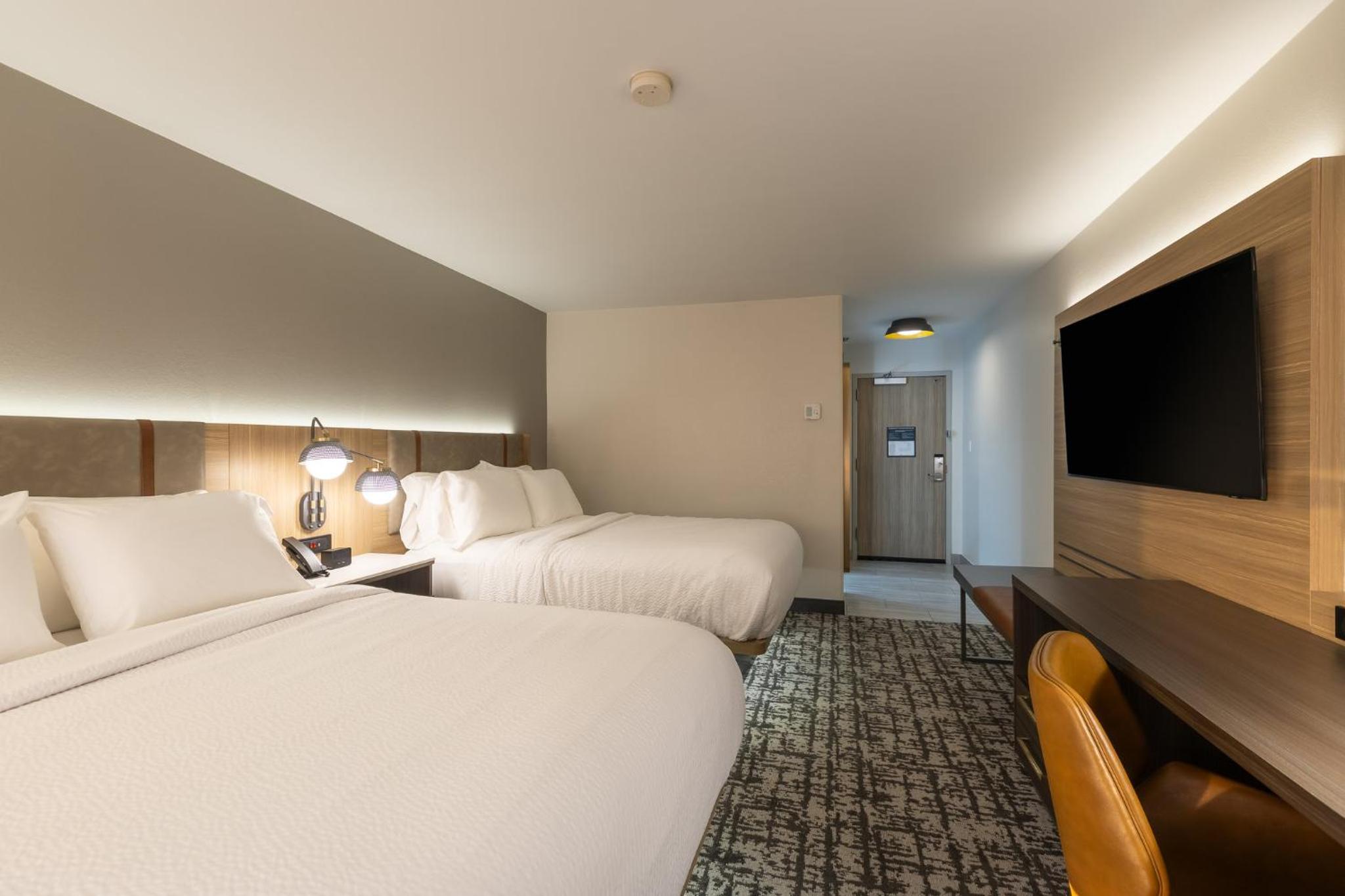 Standard Room with Two Queen Beds - Photo 6