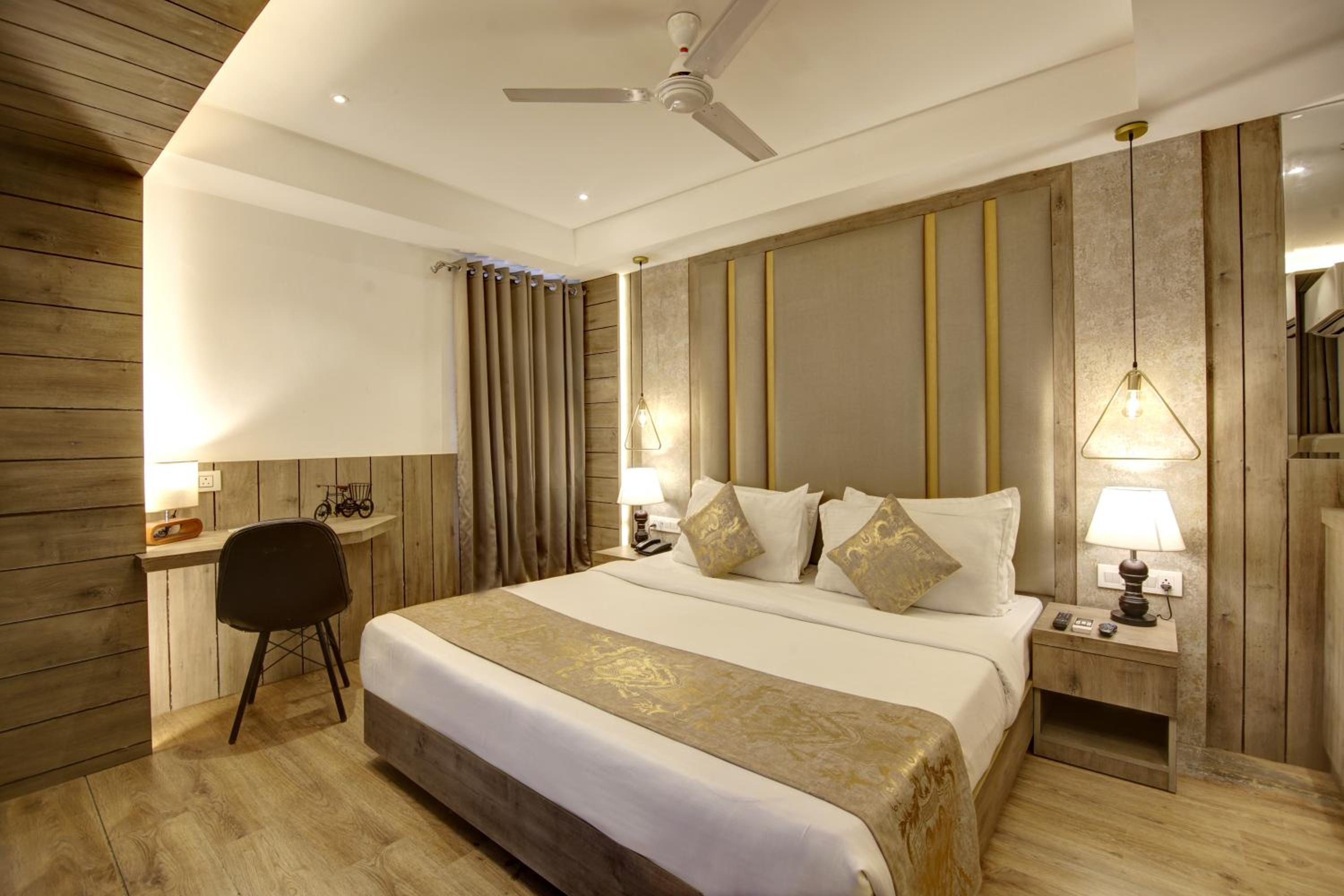 Oak Room - Photo 1