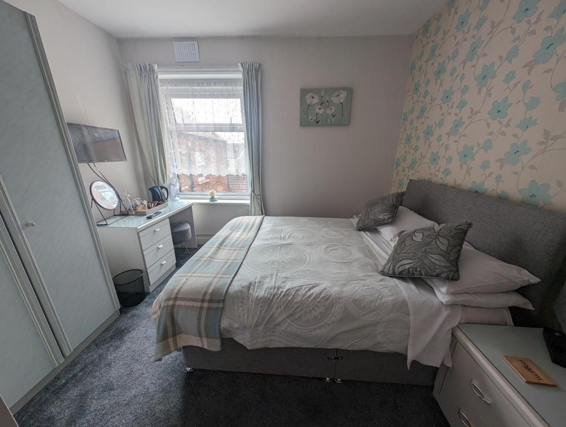 Double Room with Private Bathroom - Photo 8