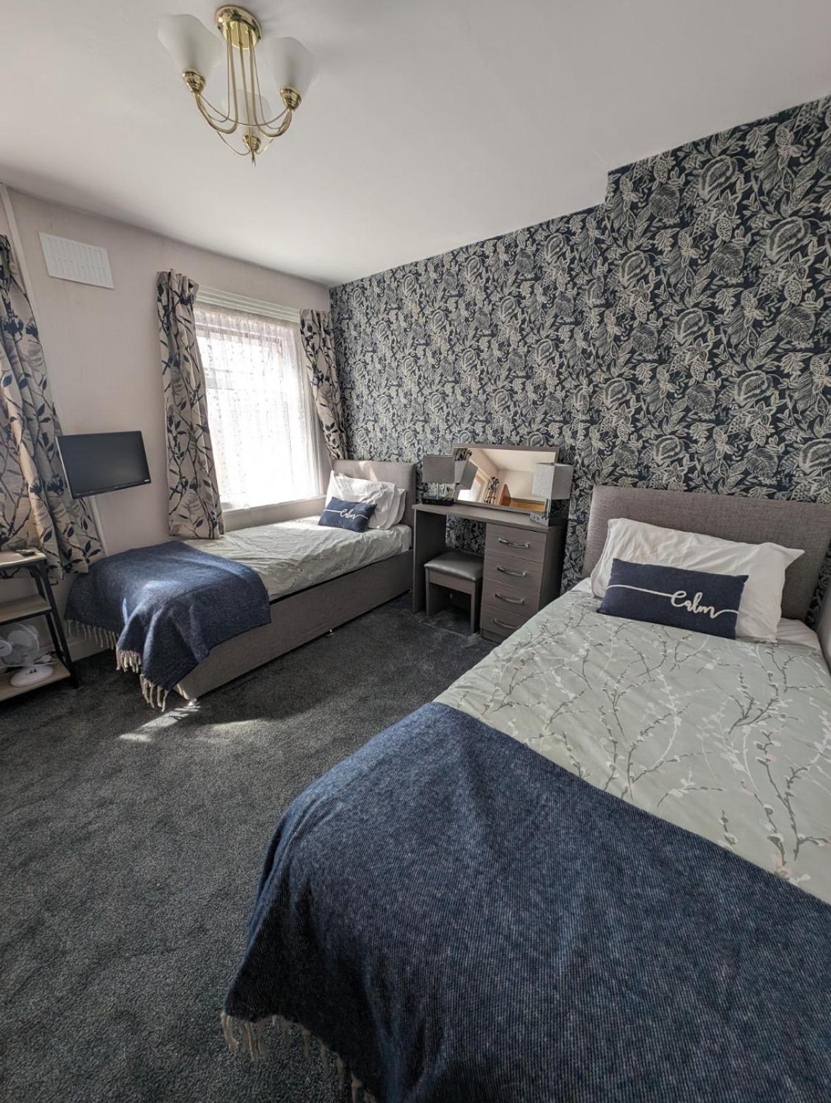 Twin Room with Private Bathroom - Photo 1
