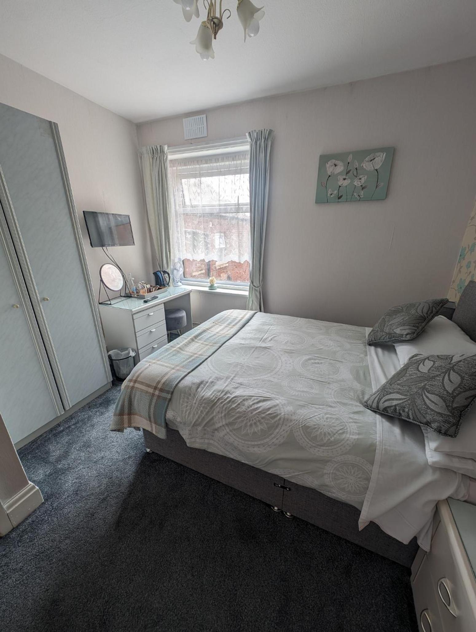 Double Room with Private Bathroom - Photo 9