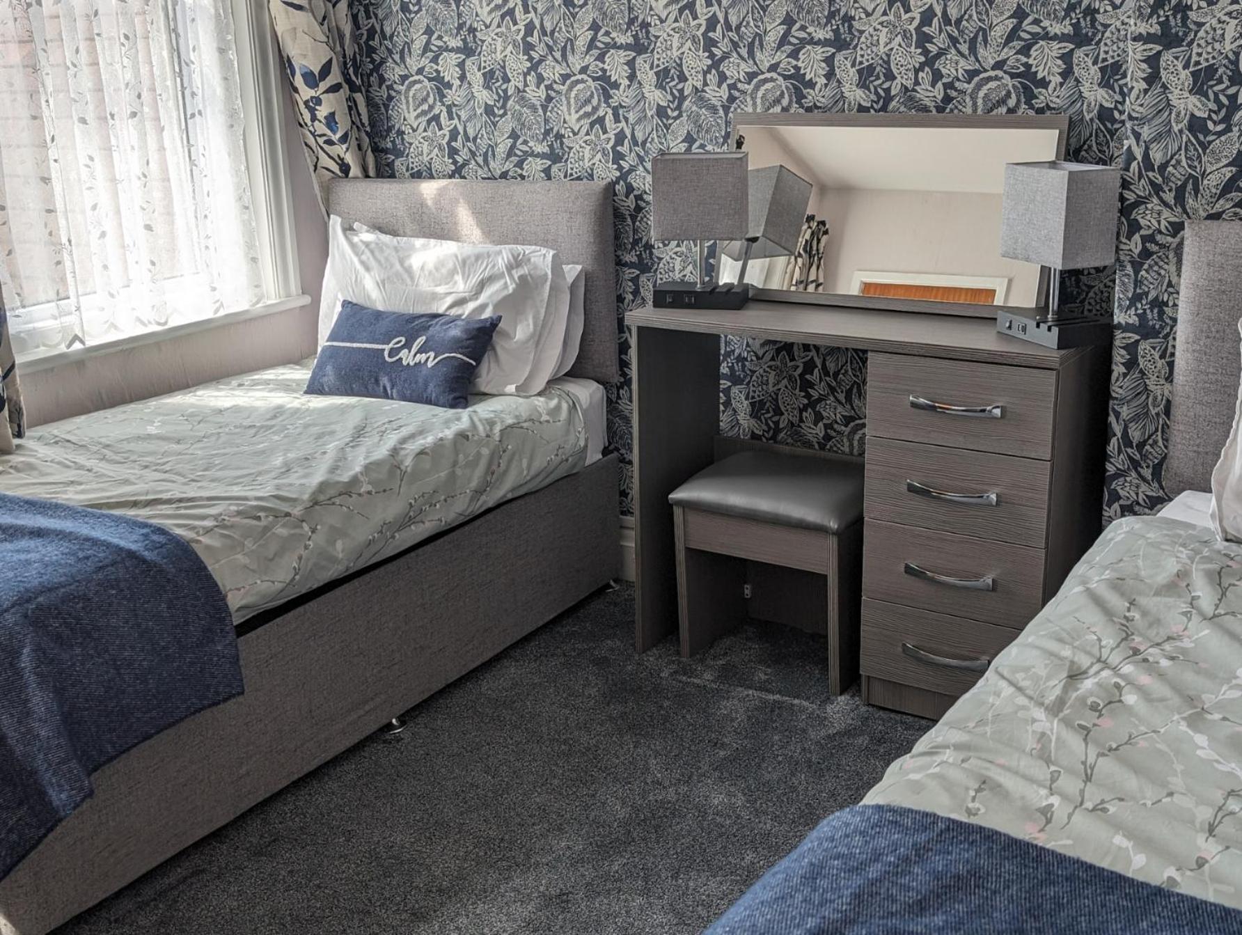 Twin Room with Private Bathroom - Photo 3